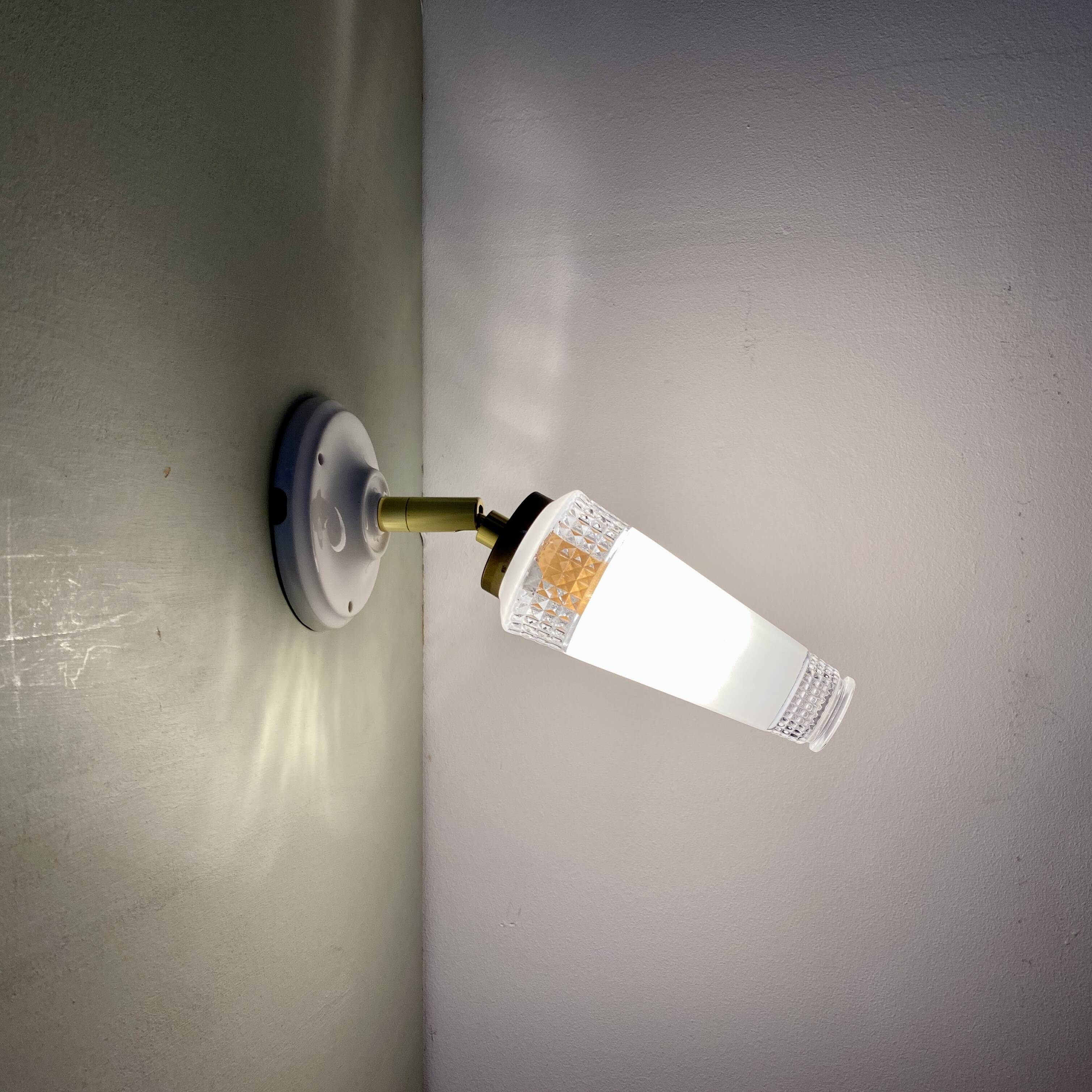 Vintage tulip wall lamp in white and transparent glass