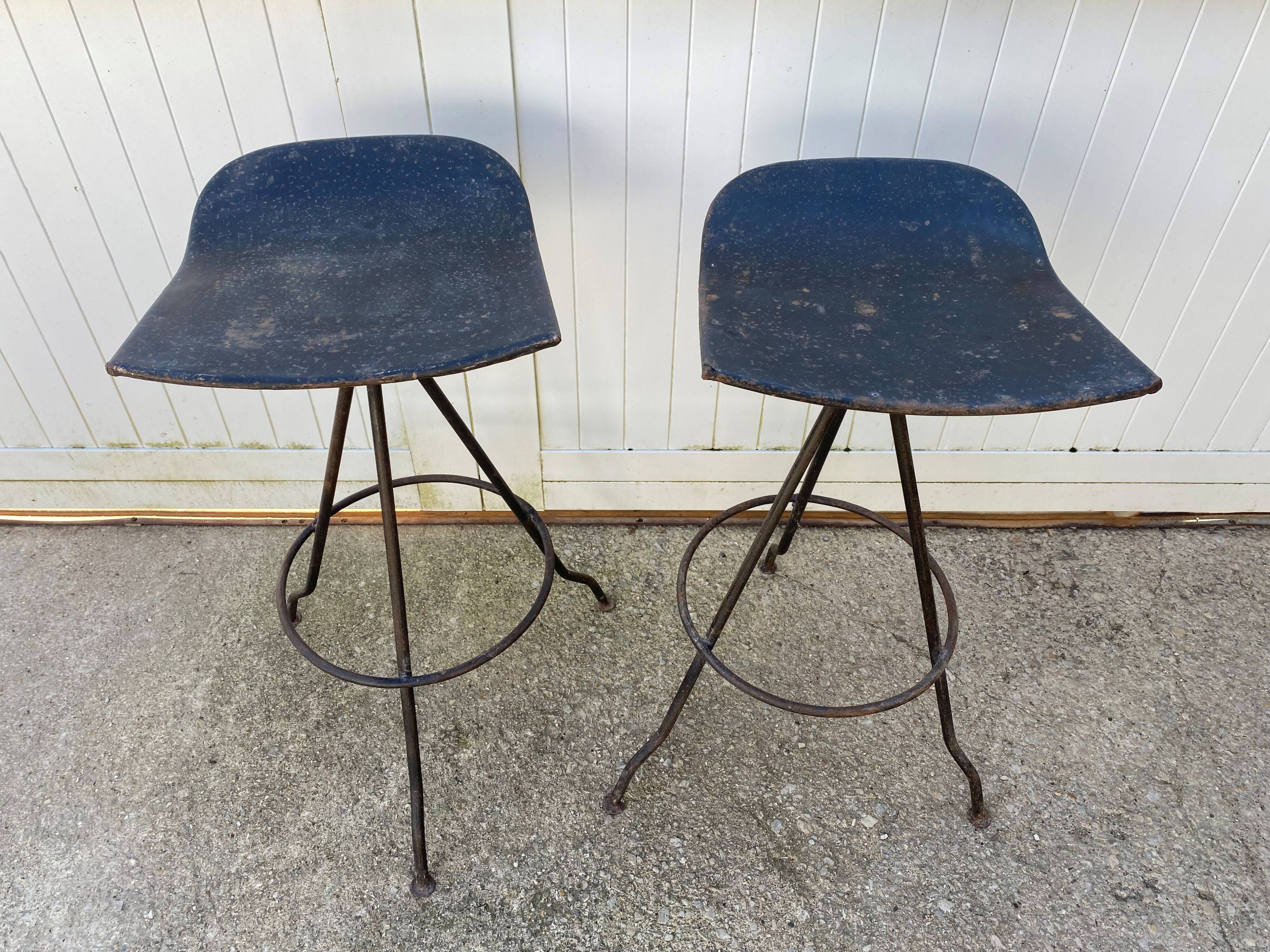 Paire de tabouret de bar artisanal pivotant metal industriel 50s
