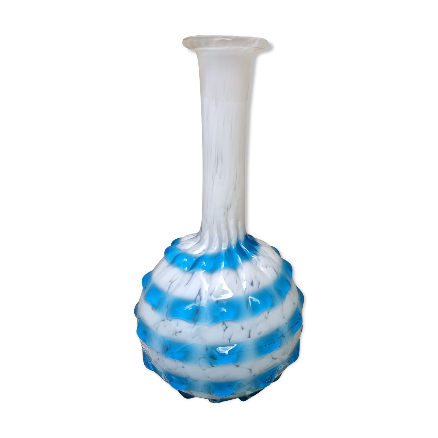 Vase en verre soufflé bleu et blanc