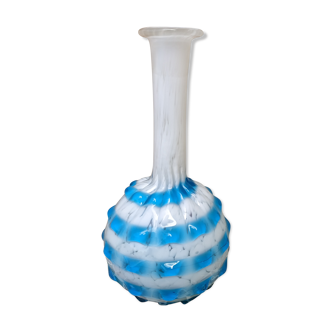 Vase en verre soufflé bleu et blanc