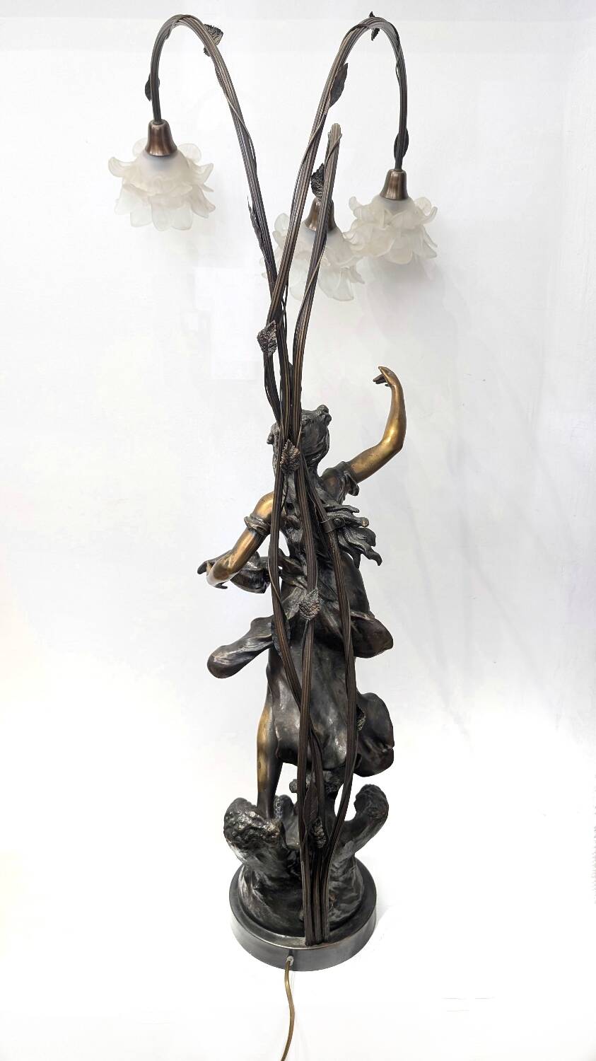 Bronze lamp signed Auguste Moreau – Woman with a shell