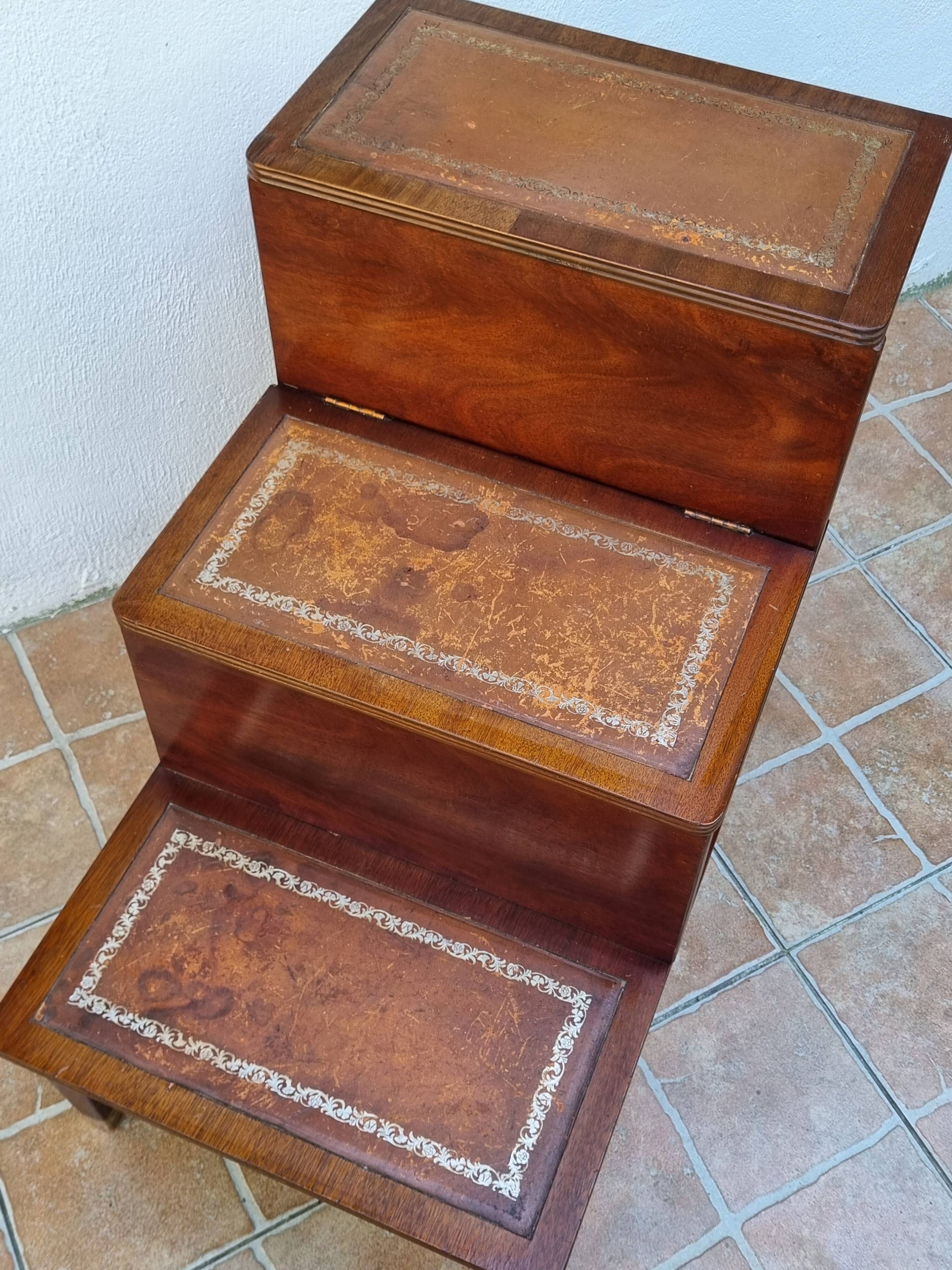 Escalier bibliothèque vintage style anglais, coffre, bois et cuir, 67 cm