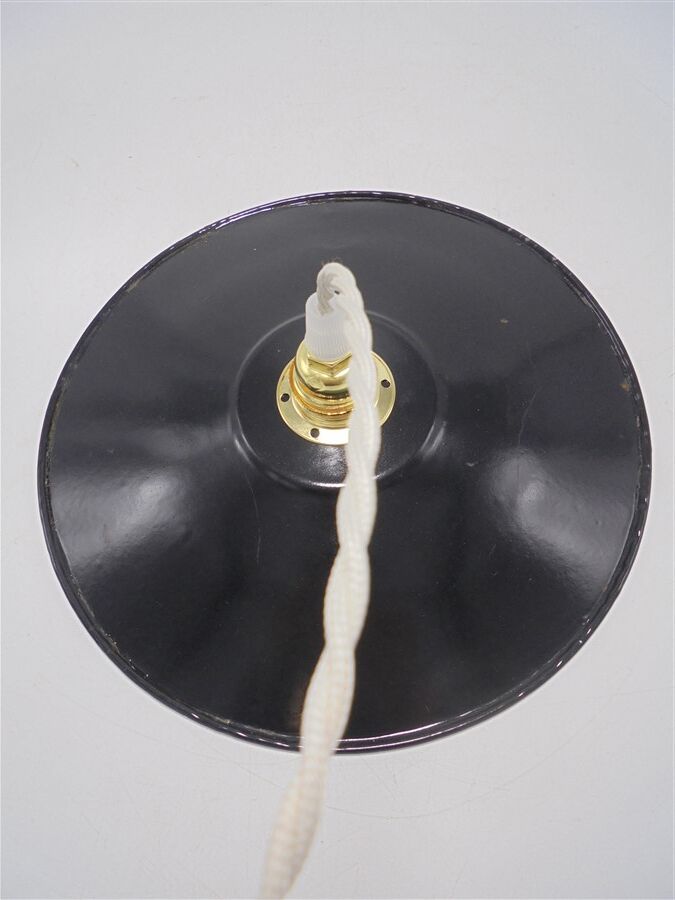 Suspension in black enamelled sheet metal