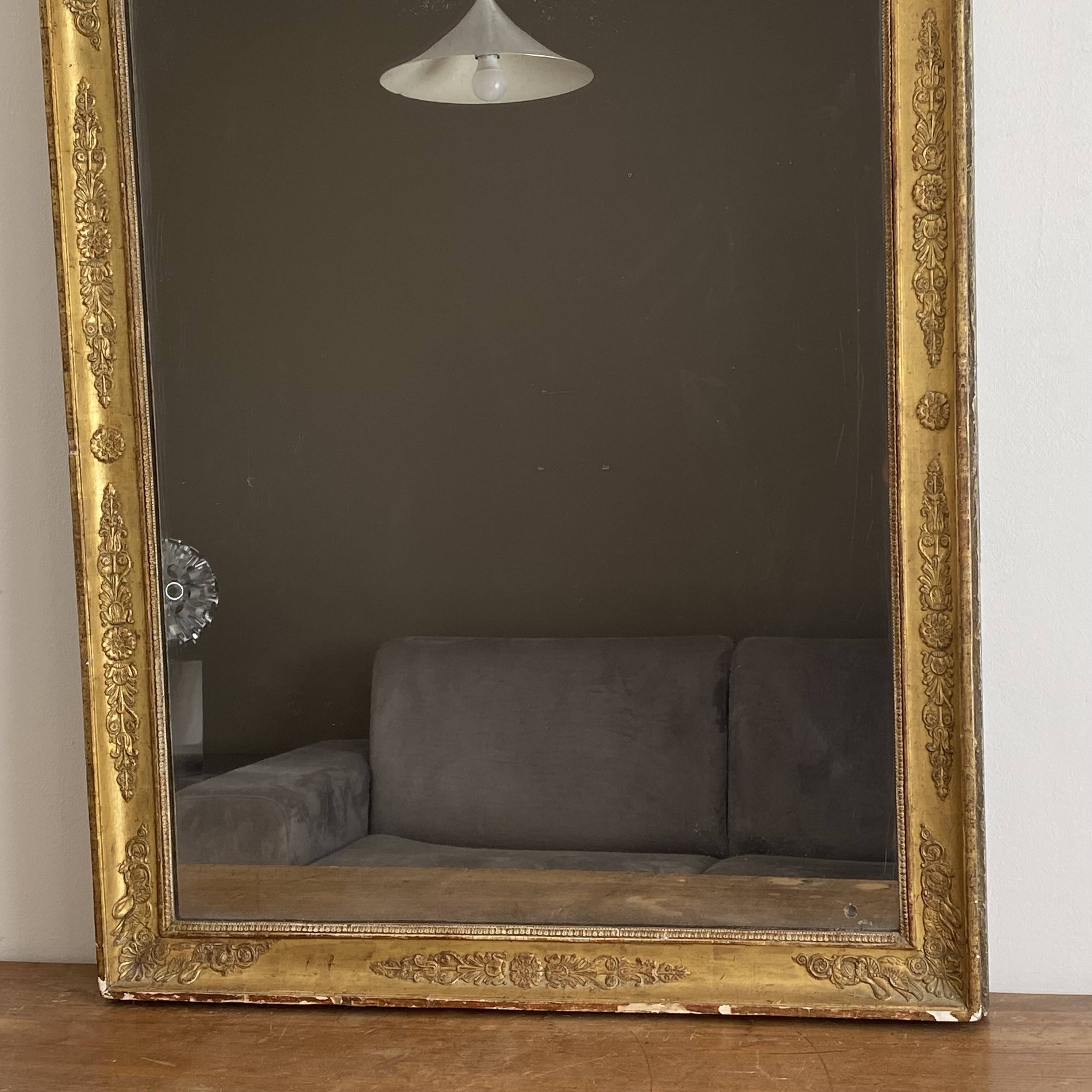 Golden mirror from the late 19th century with decoration. 100x80.