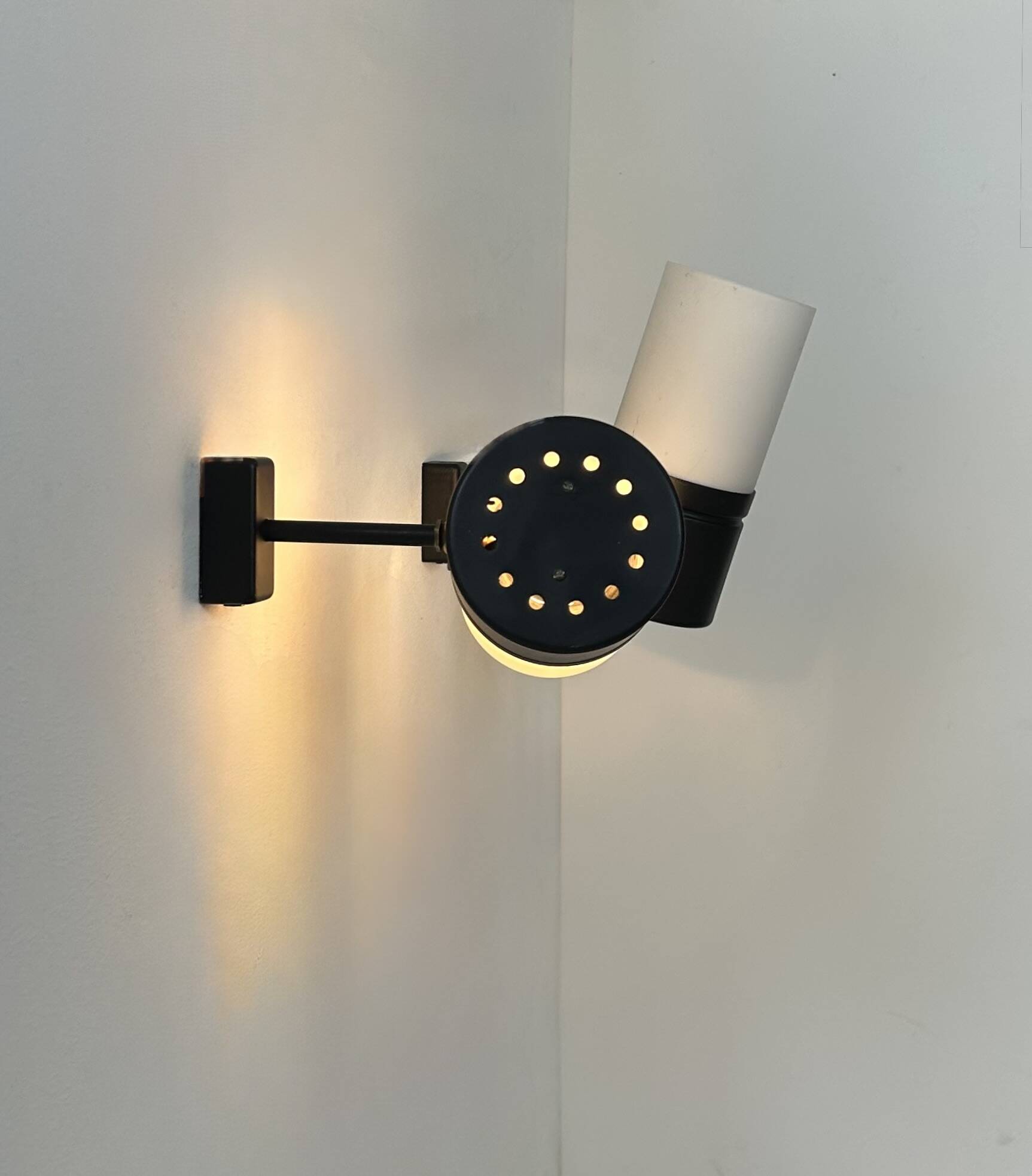 Paire d'applique vintage orientable, métal noir mat et opaline France 1950