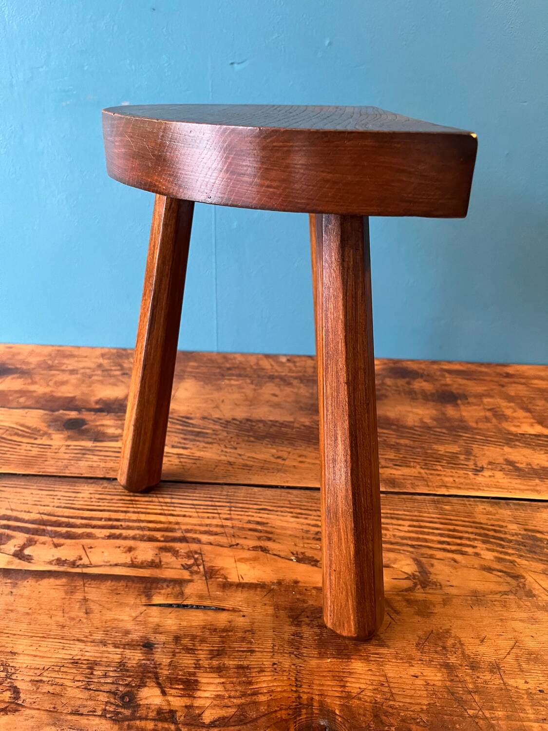 Tabouret tripode en orme