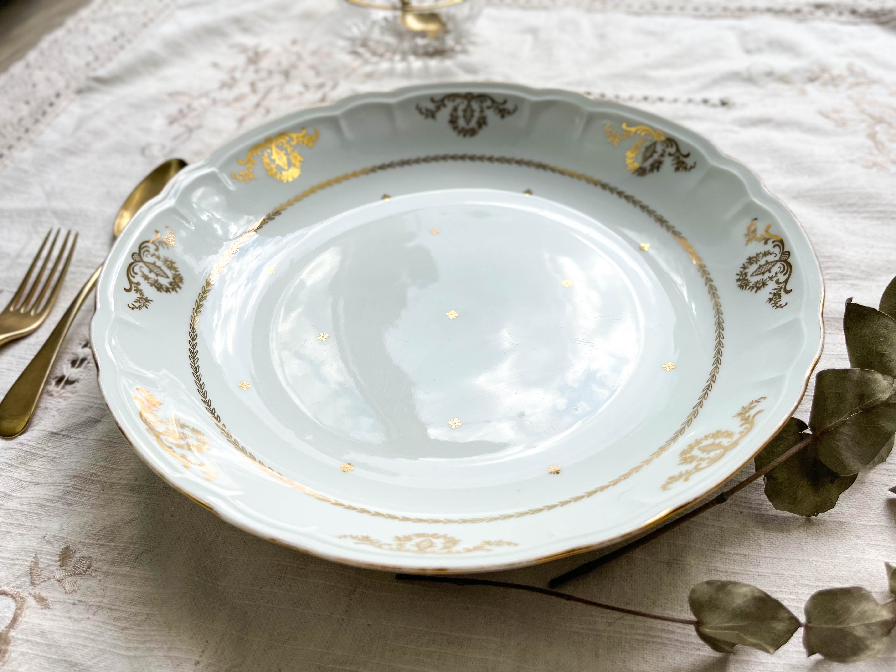 Hollow dish golden white porcelain berry