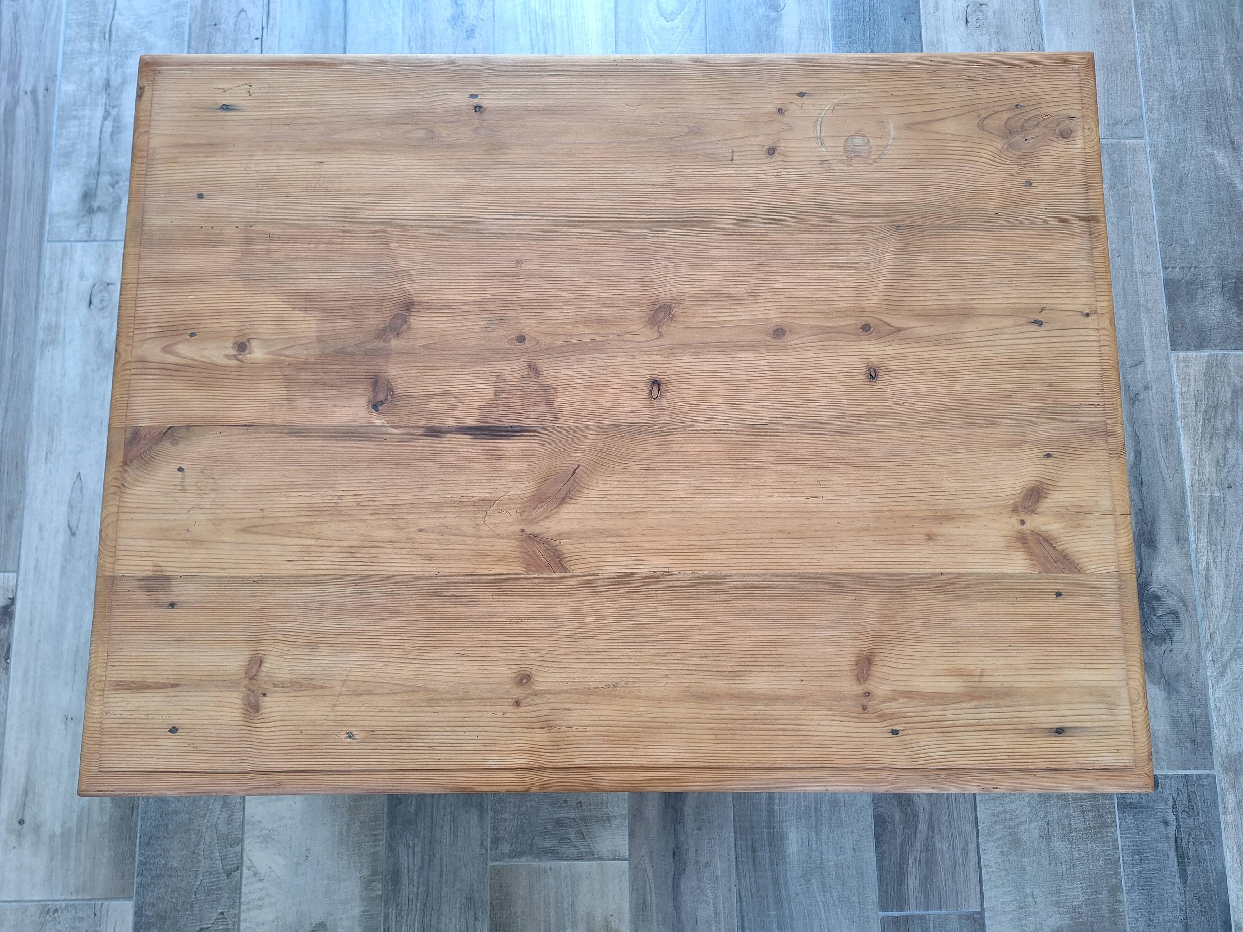 Farmhouse coffee table in solid wood, country style.