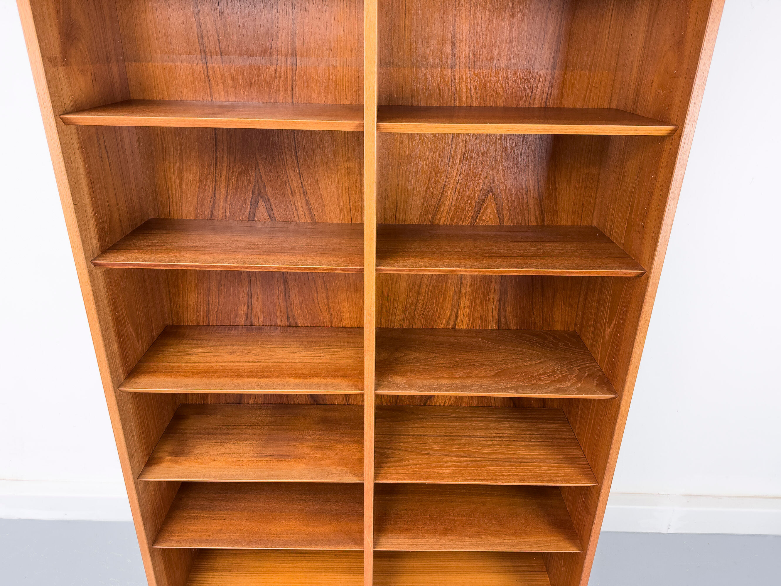 Bibliothèque en teck par Carlo Jensen pour Hundevad & Co., 1960
