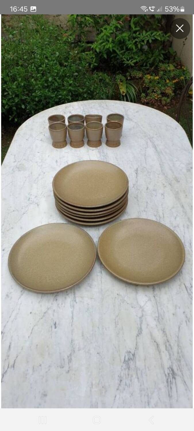 8 assiettes en grès