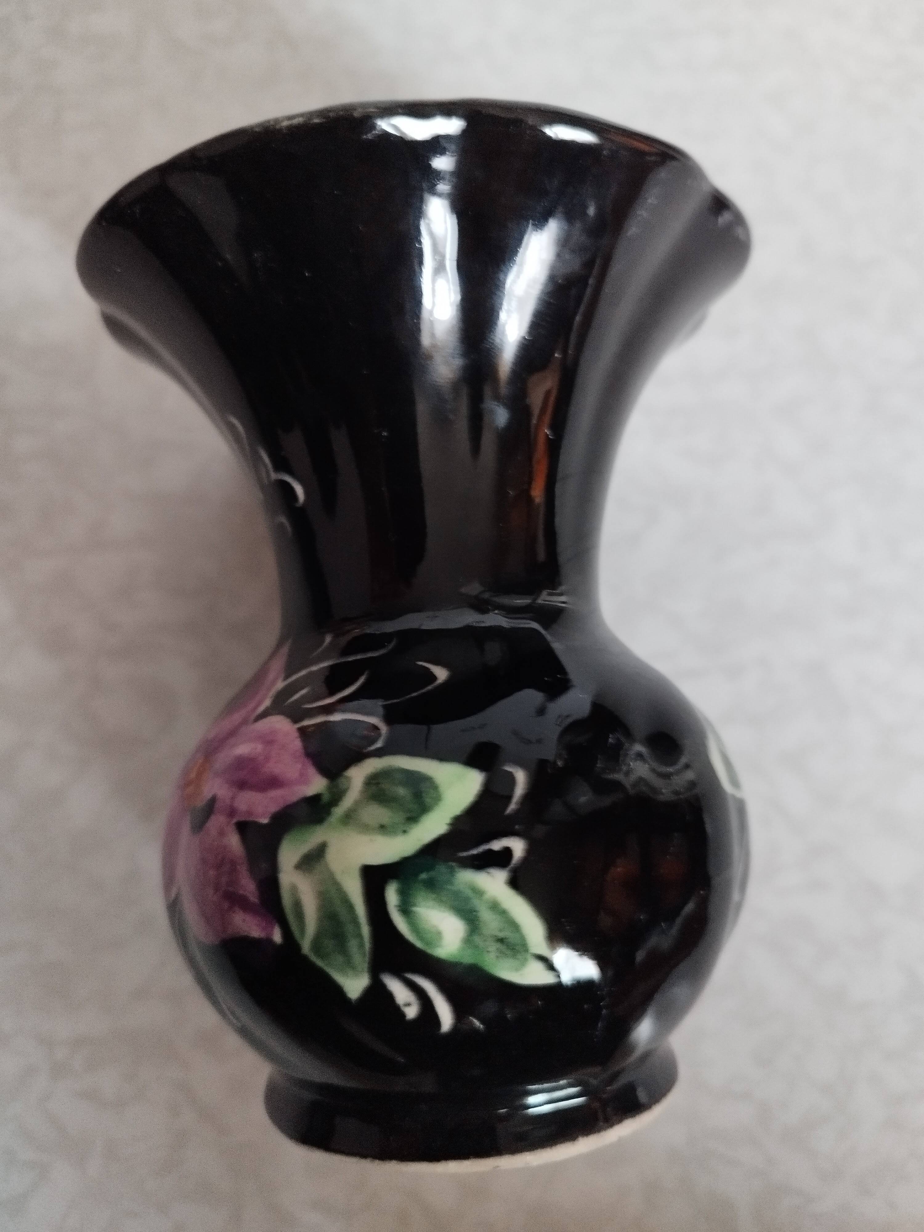 Ancient vase art decoration in ceramic, 11 cm in height.