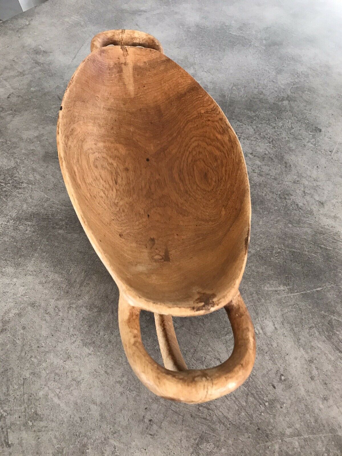 Carved wooden flat-plated - artisanal tribal art African cuisine