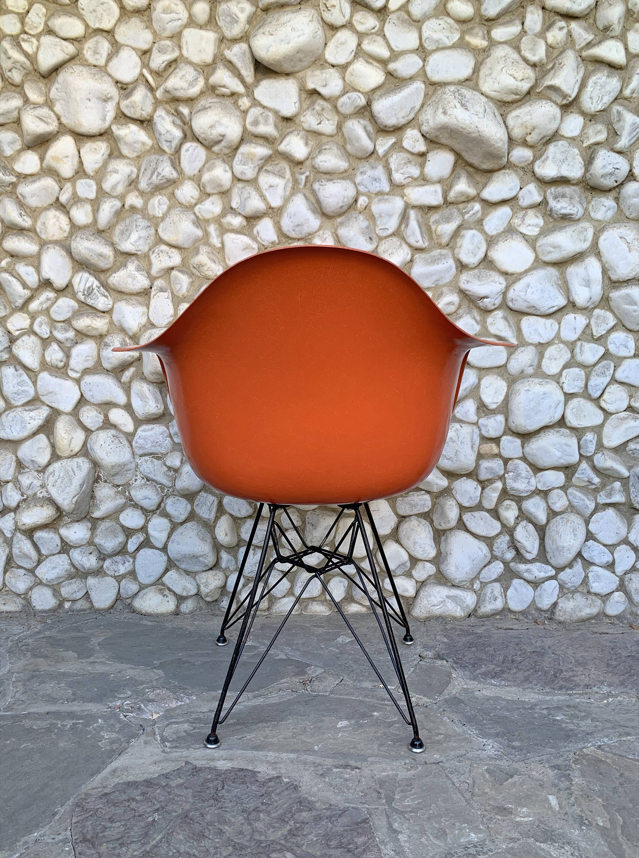 Fauteuil Eames DAR orange, base Eiffel originale, Herman Miller, 1960