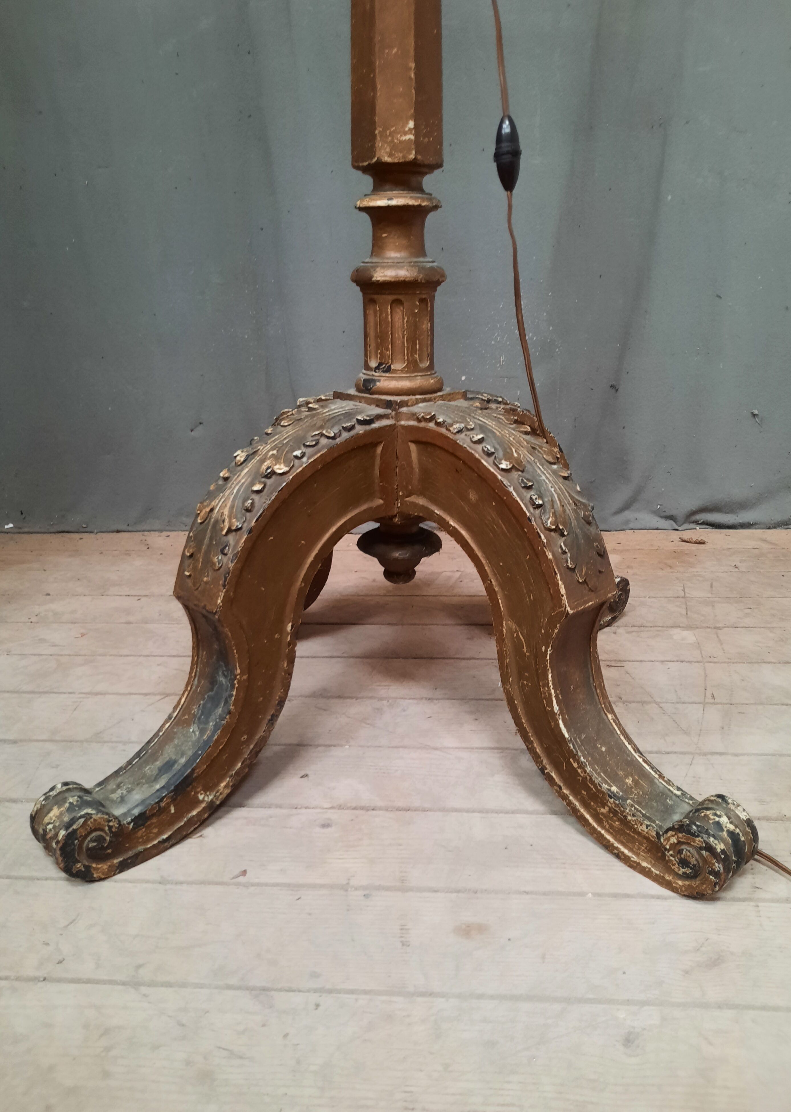 Lampadaire en bois doré