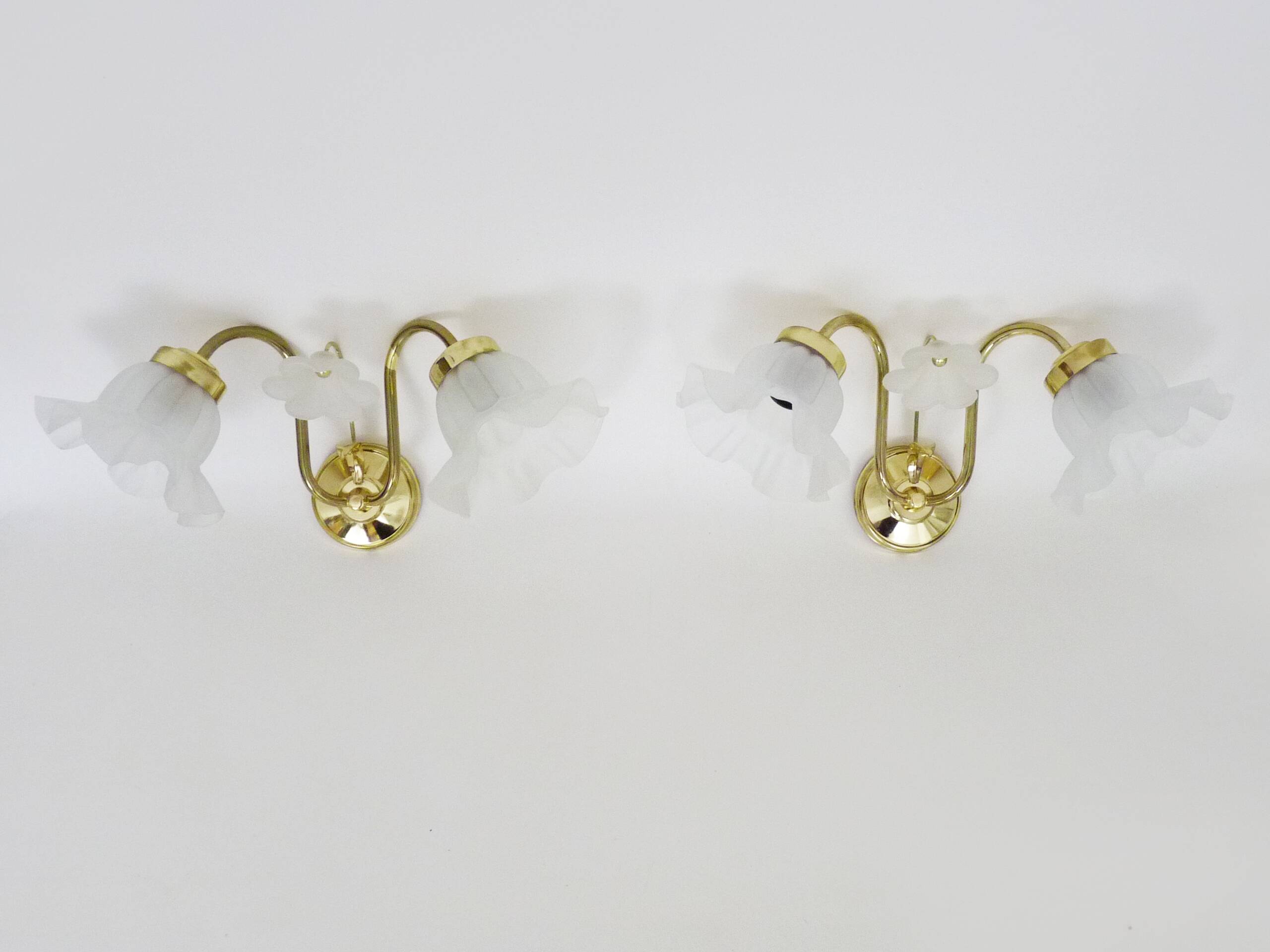 Pair of vintage brass wall lights with flower and glass tulip. 80 years