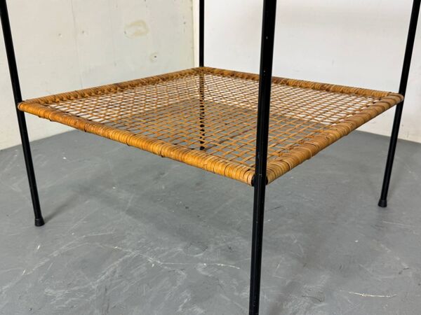 Table d'appoint ou table basse en rotin et verre de style danois moderniste du milieu du siècle