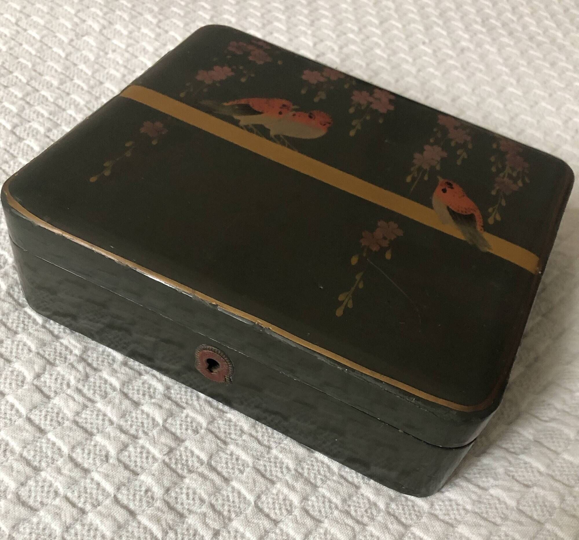 coffret/boite à bijoux en bois laqué vert à décor d'oiseaux sous la glycine