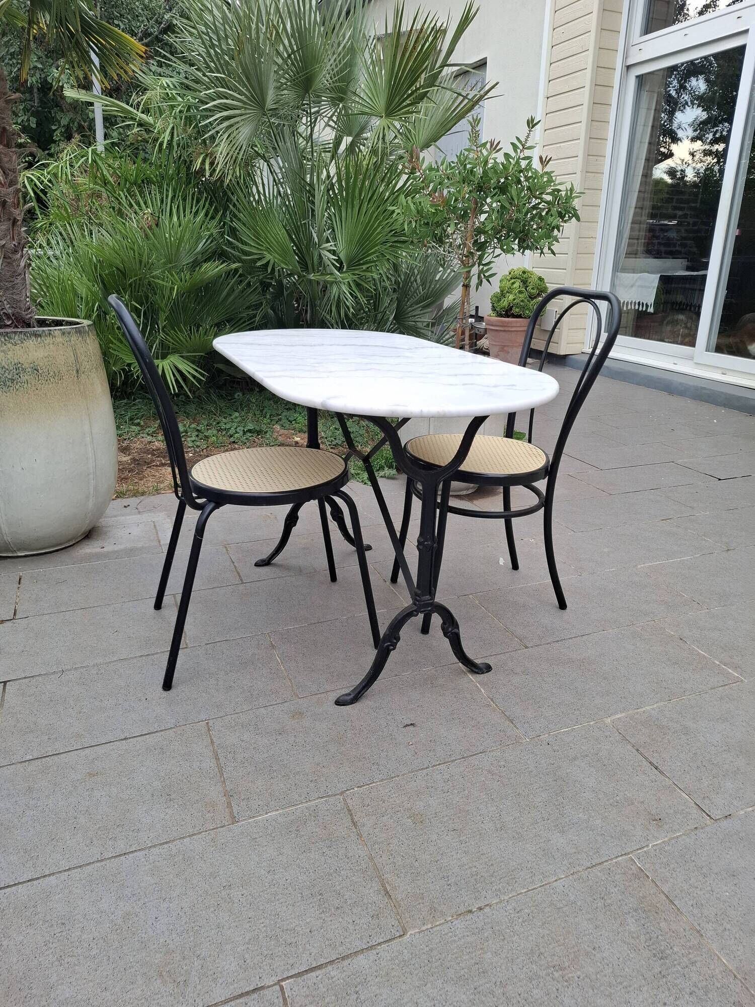 Marble oval veined bistro table + 2 aluminium chairs