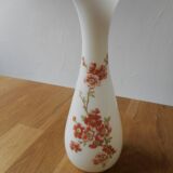 Vase en opaline blanche motif fleuri