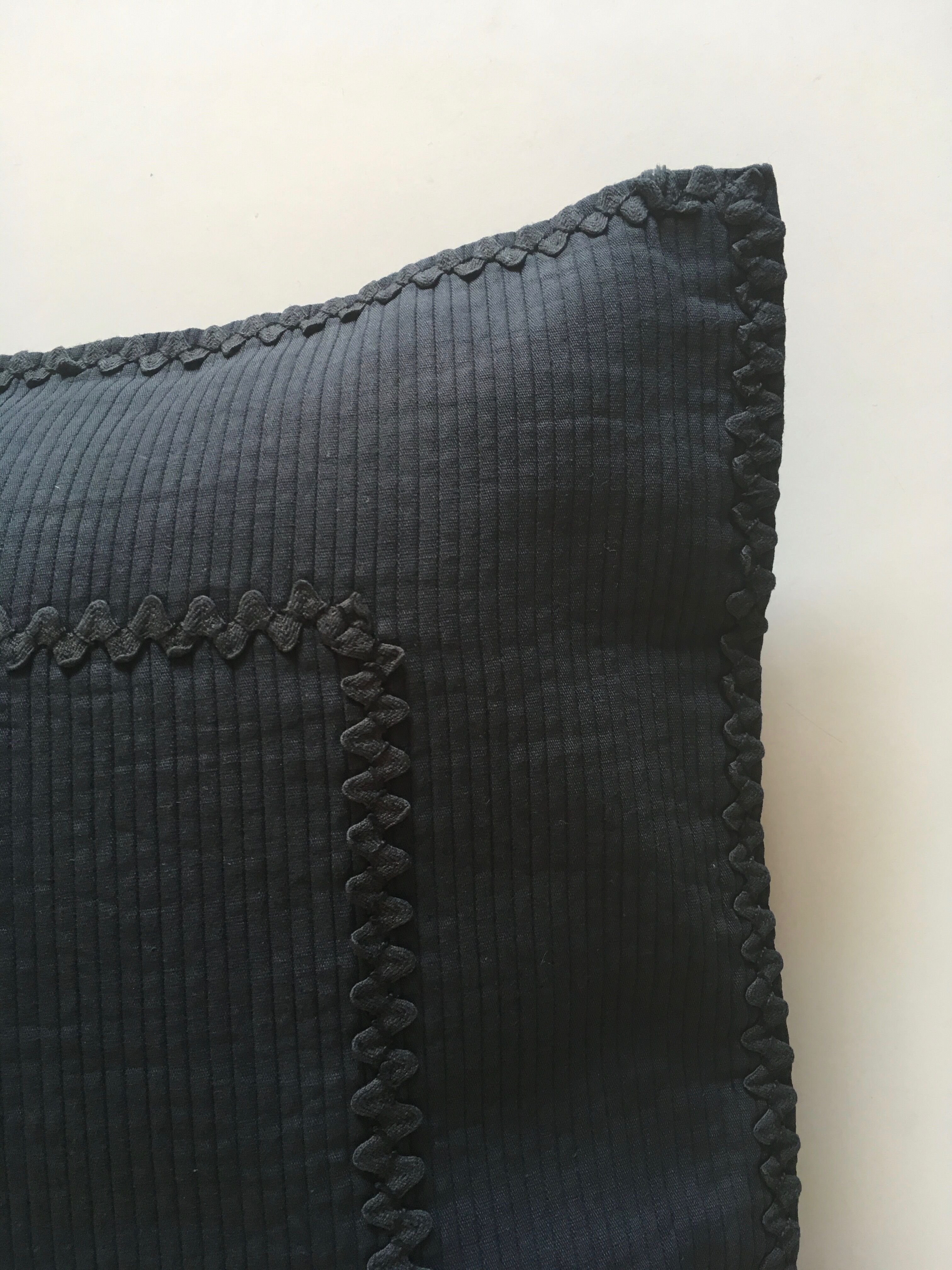 Housse de coussin 60s en piqué de coton bordée de croquet
