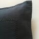 Housse de coussin 60s en piqué de coton bordée de croquet