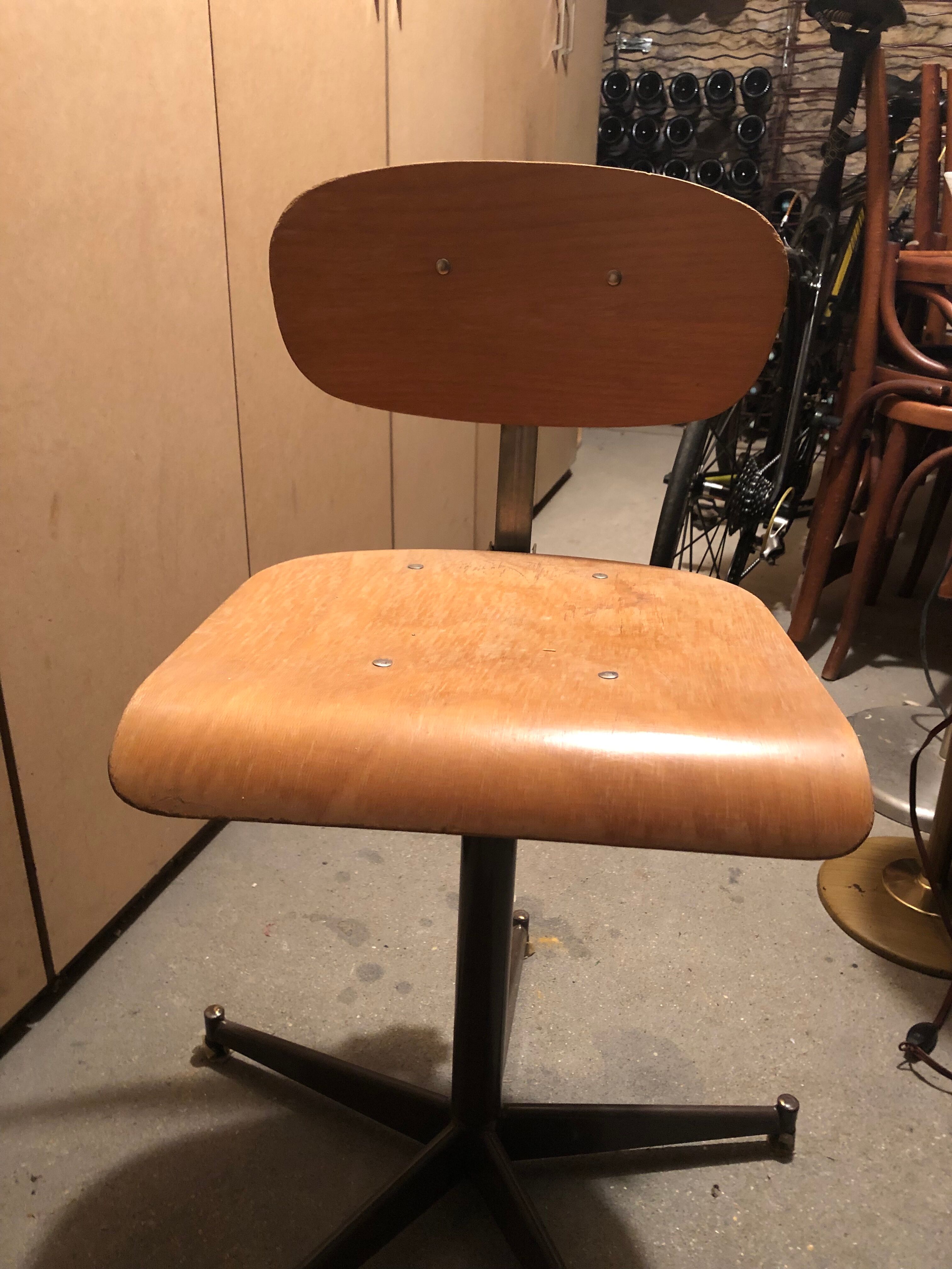 Adjustable workshop chair