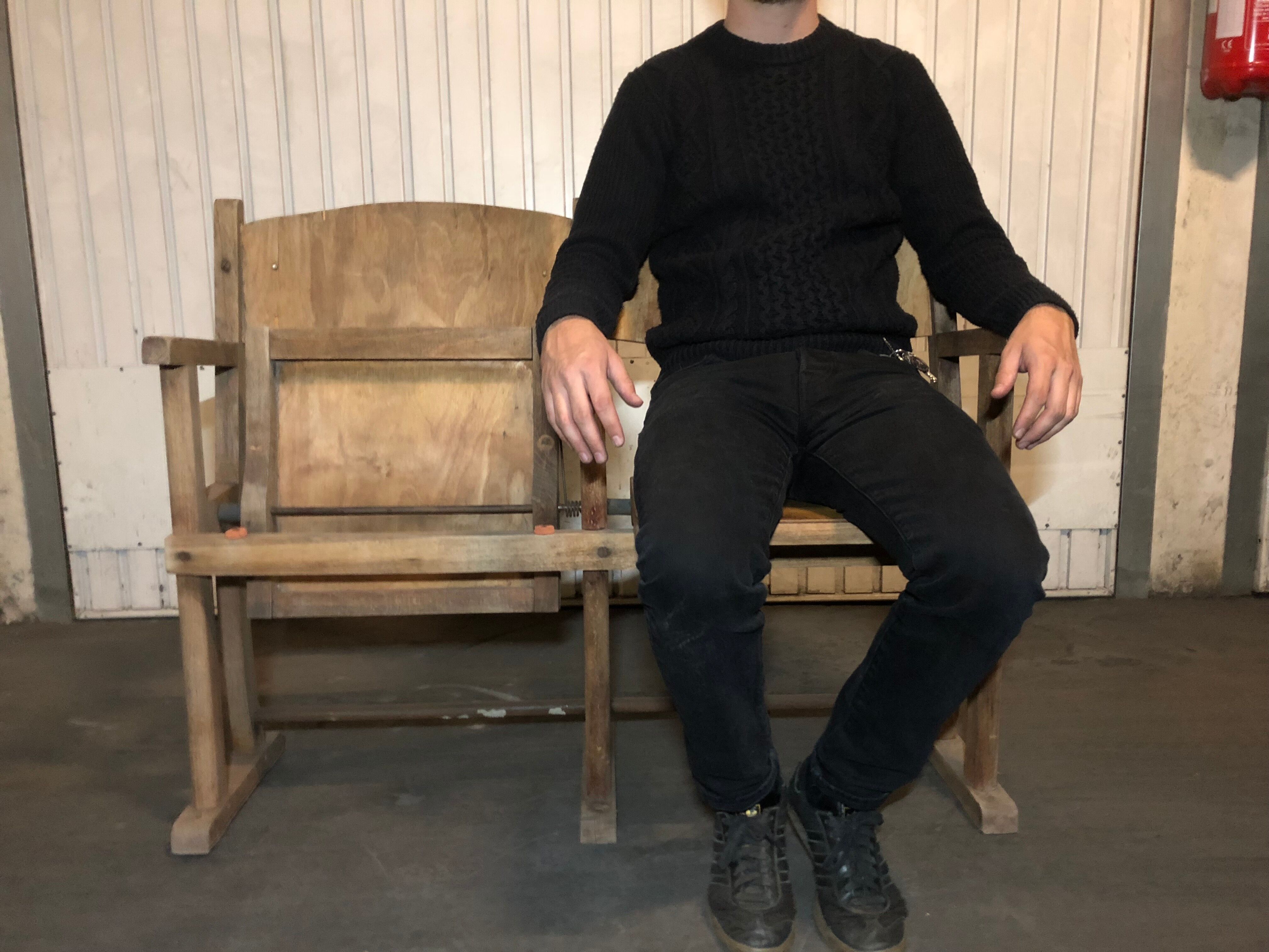 Paire de fauteuils de cinéma en bois