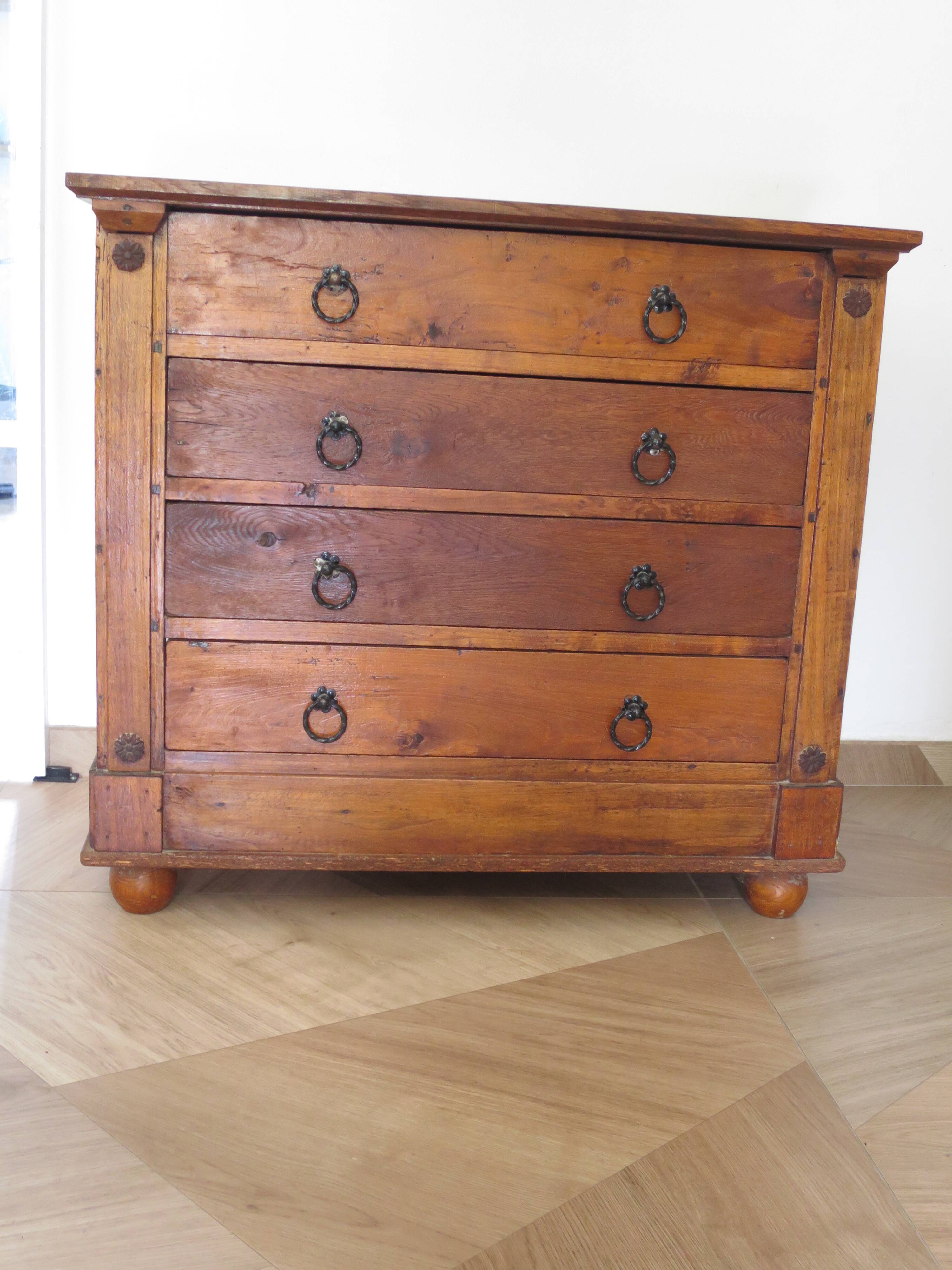 Commode 4 tiroirs en bois massif, début XXème s.