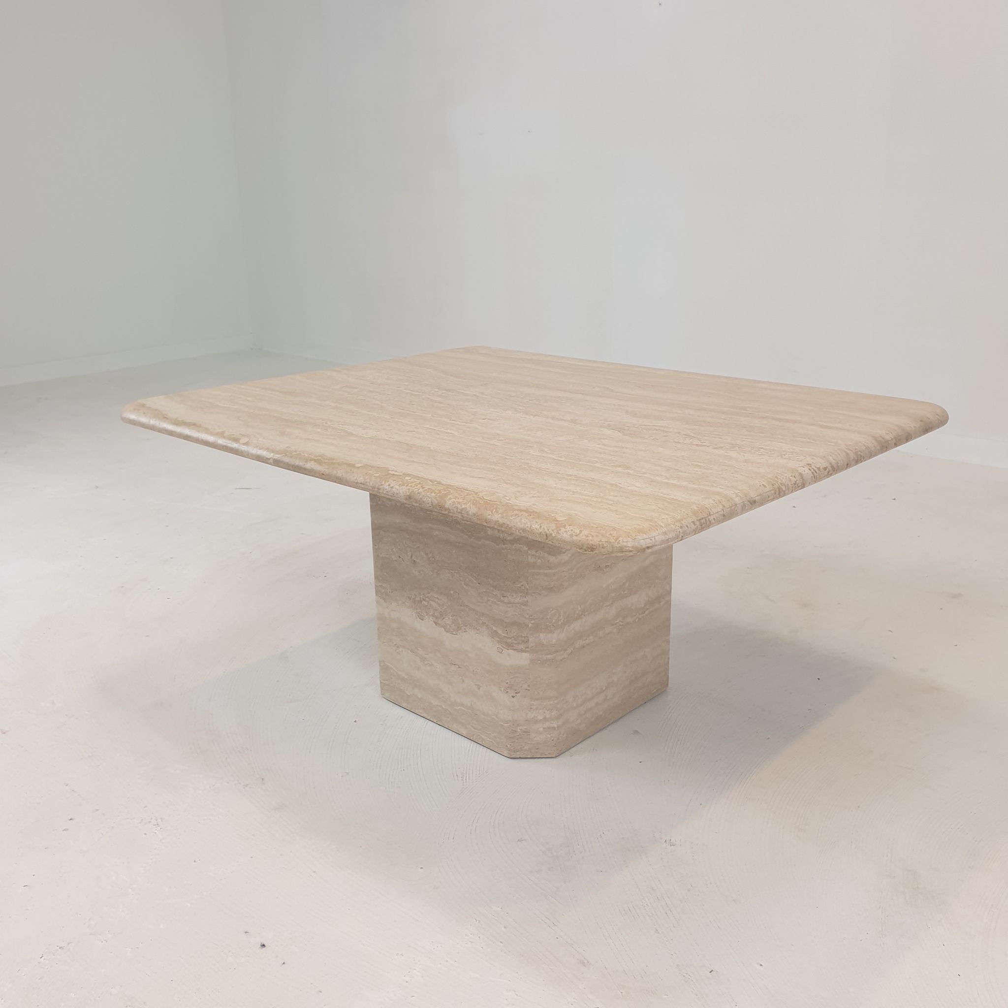Table basse italienne en travertin, années 1980
