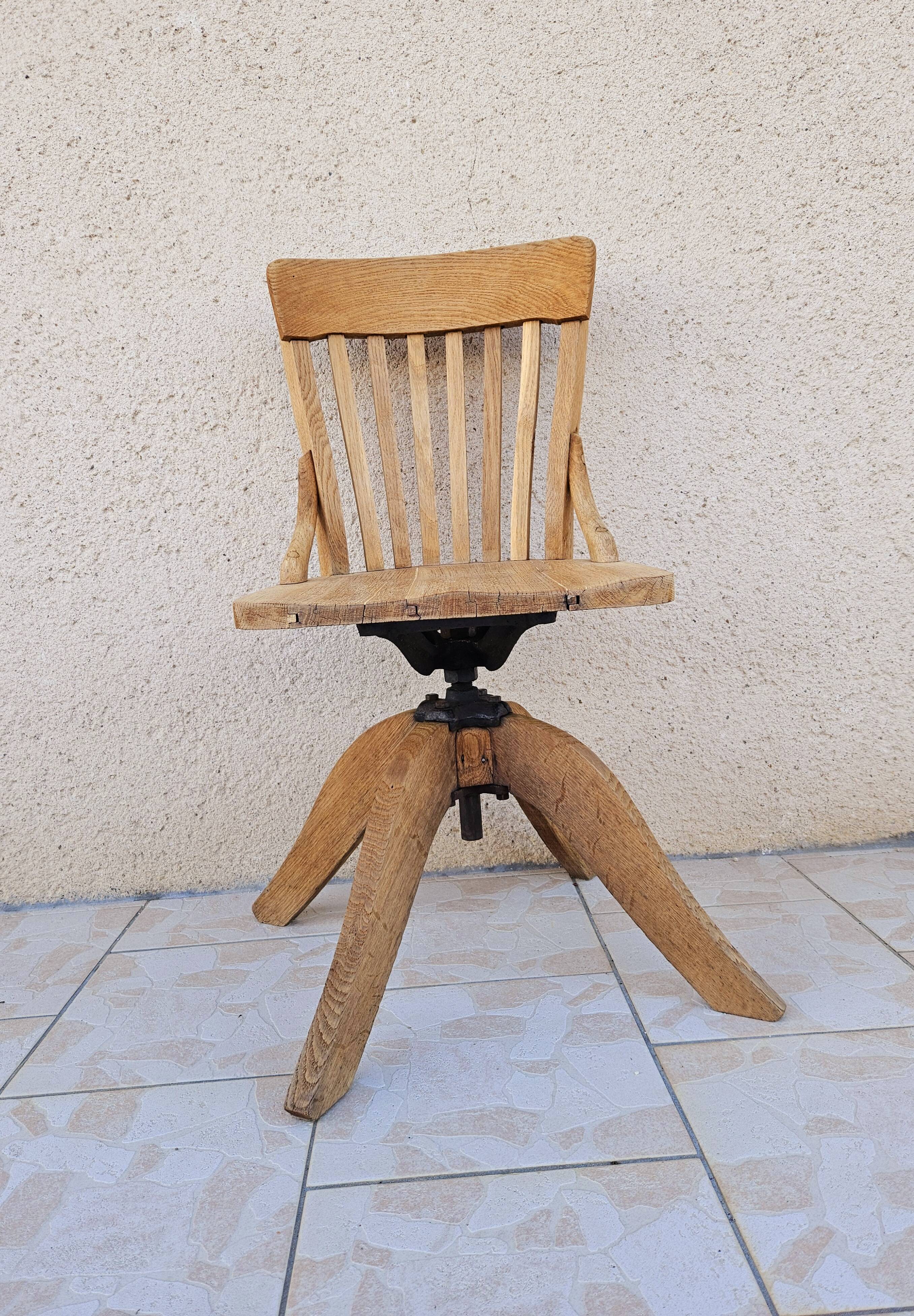 Chaise de bureau pivotante en chêne blond vers 1930