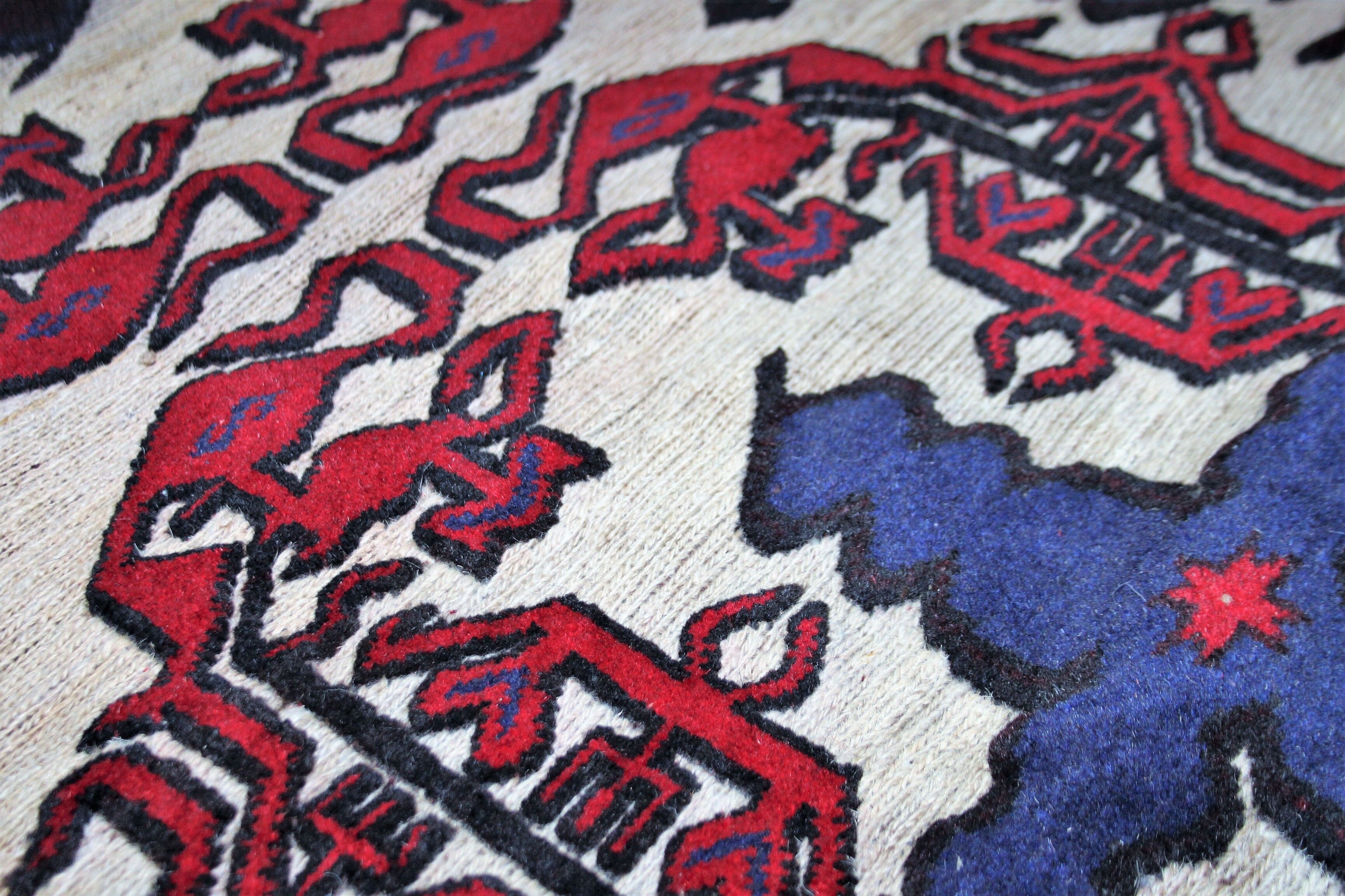 Old oriental rug. 280 x 178 cm.