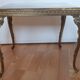 Table d'appoint en marbre et laiton