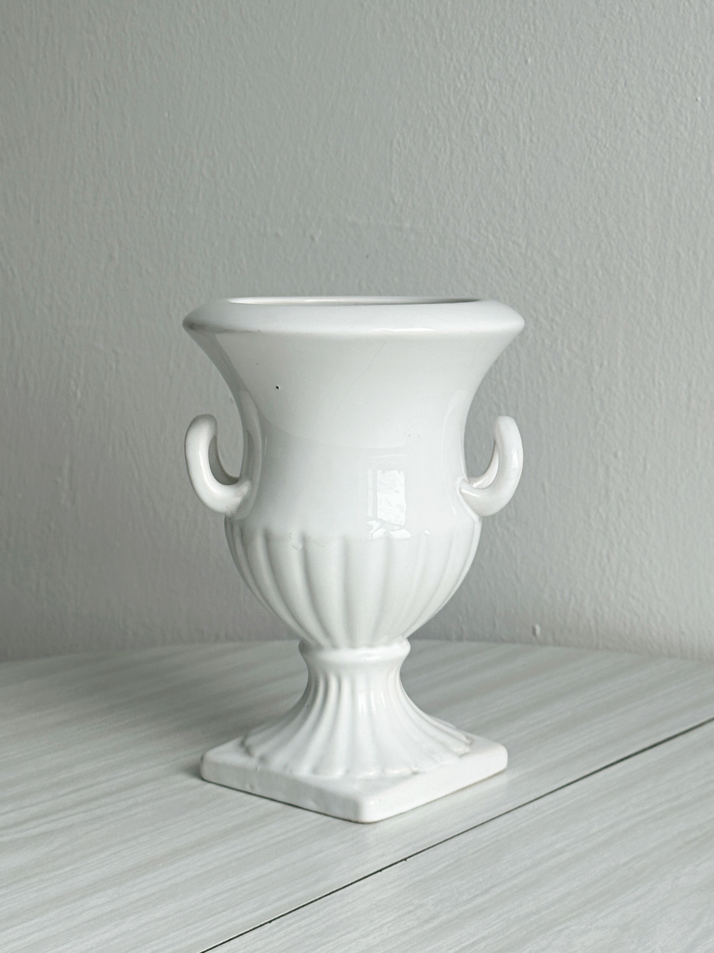 Médicis cache-pot vase in white porcelain