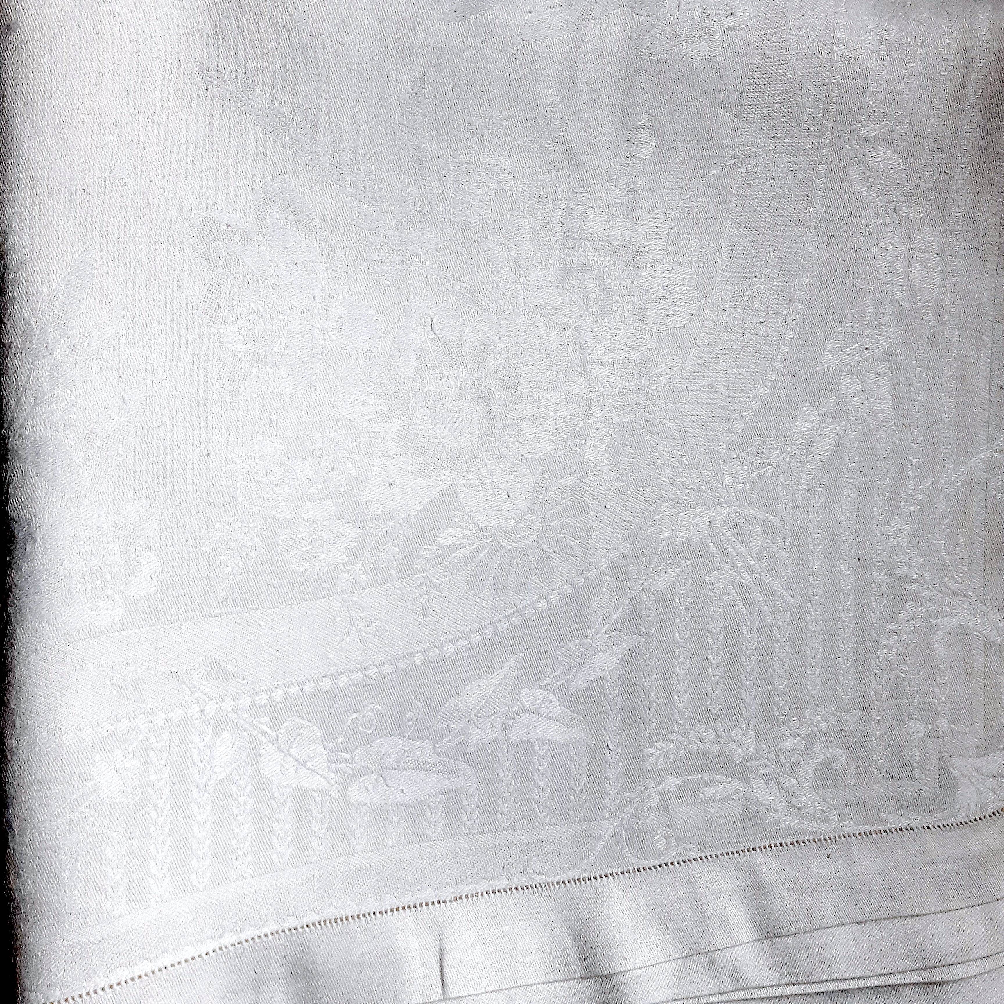 Damask tablecloth 1900 with floral decorations, 1m60 x 2m80