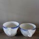 Un lot de deux tasses Digoin Faïence Fleurs bleu rouge jaune