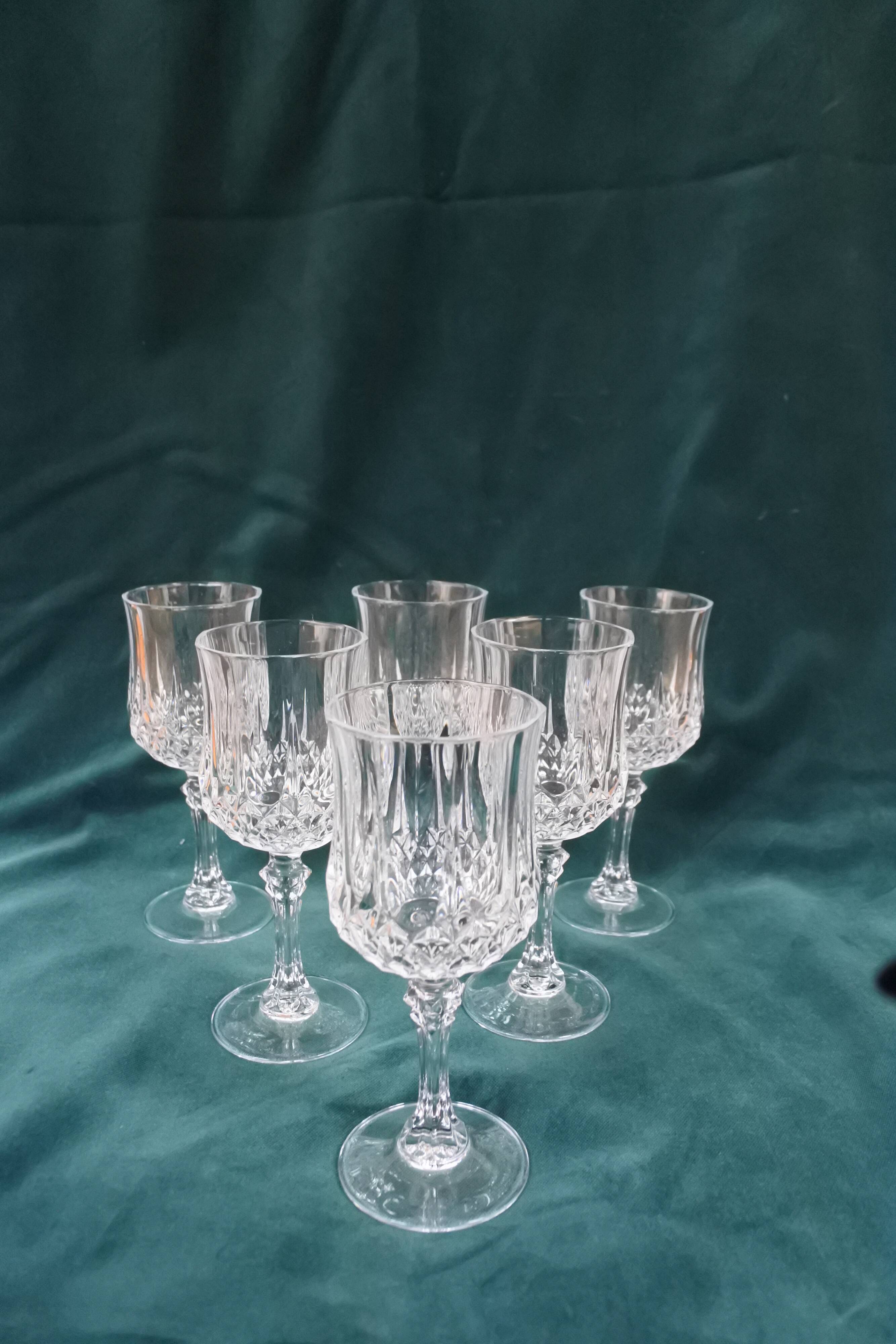 Crystal wine glasses of Arques