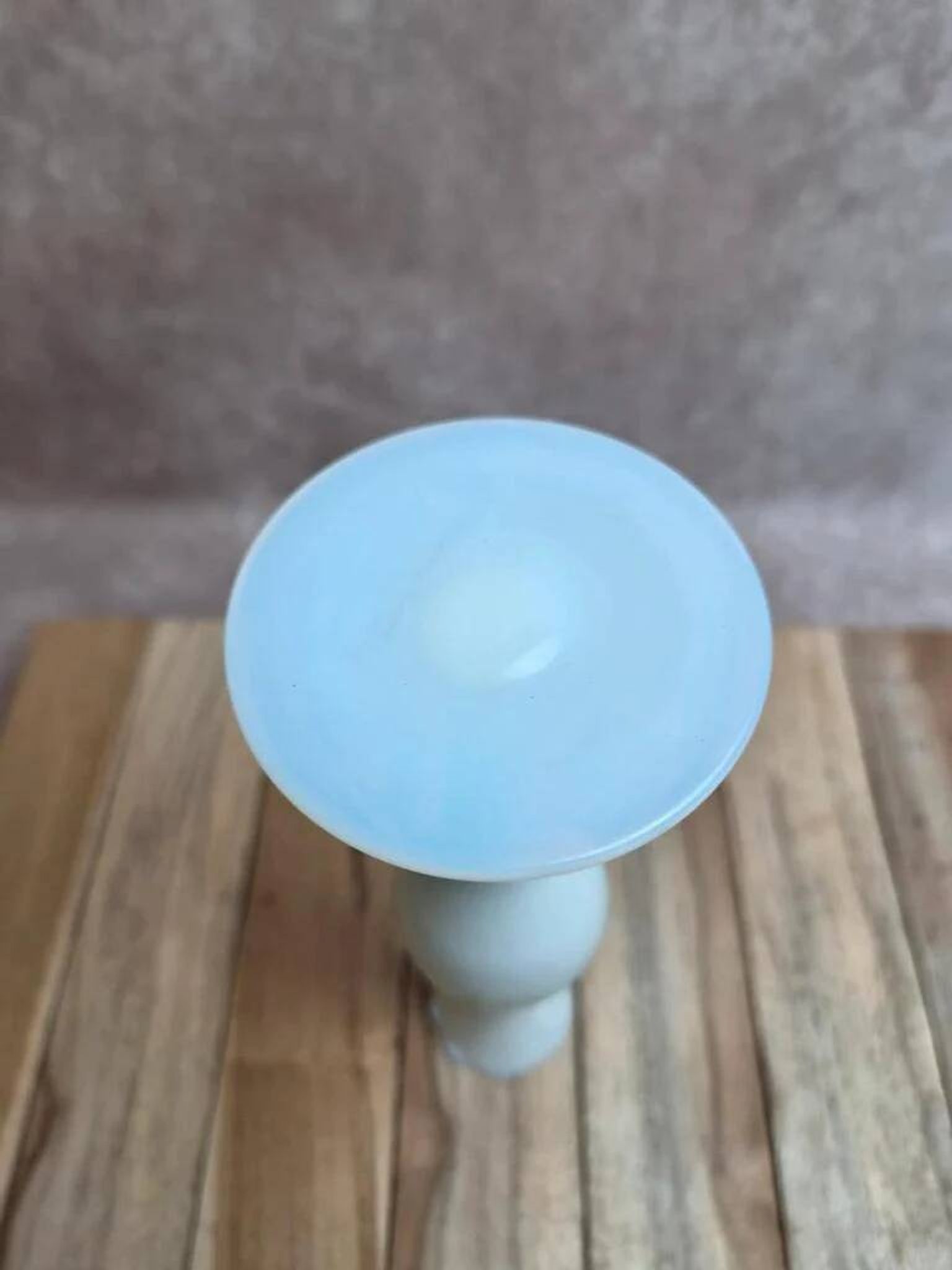Small single-flower vase in white opaline – Vintage elegance