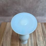 Small single-flower vase in white opaline – Vintage elegance
