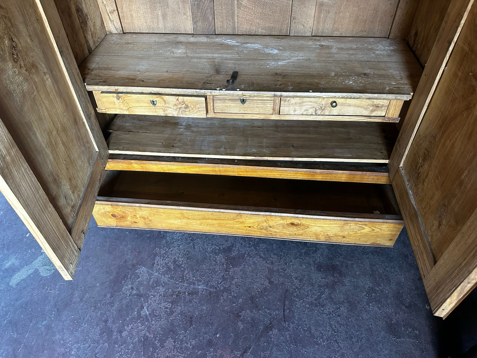 Armoire en orme massif d’époque Restauration, XIXe siècle