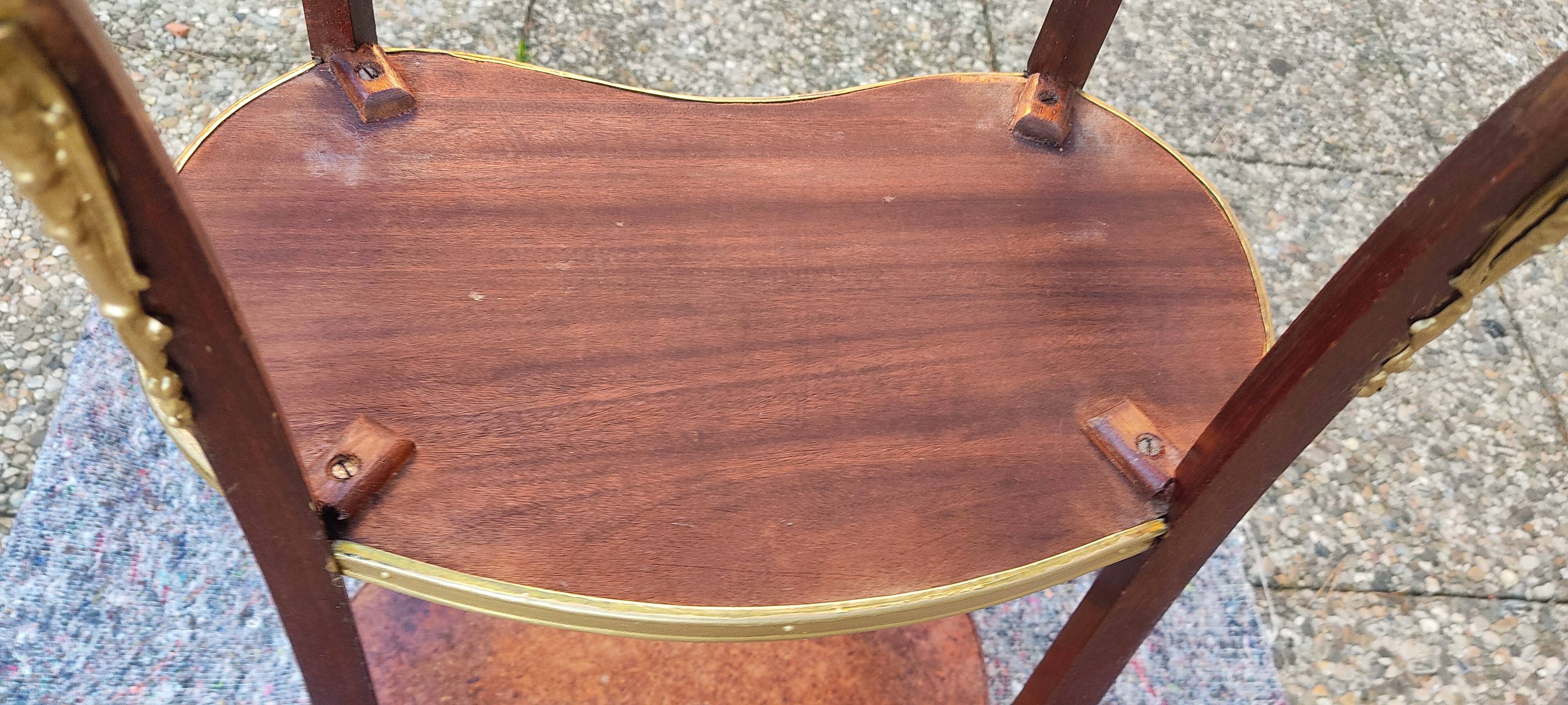 Louis XVI period pedestal table, in solid mahogany and veneer, and in gilded bronze.
