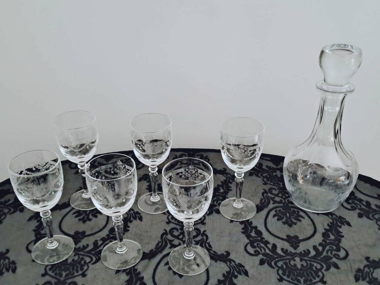 Set of 6 crystal glasses and a carafe