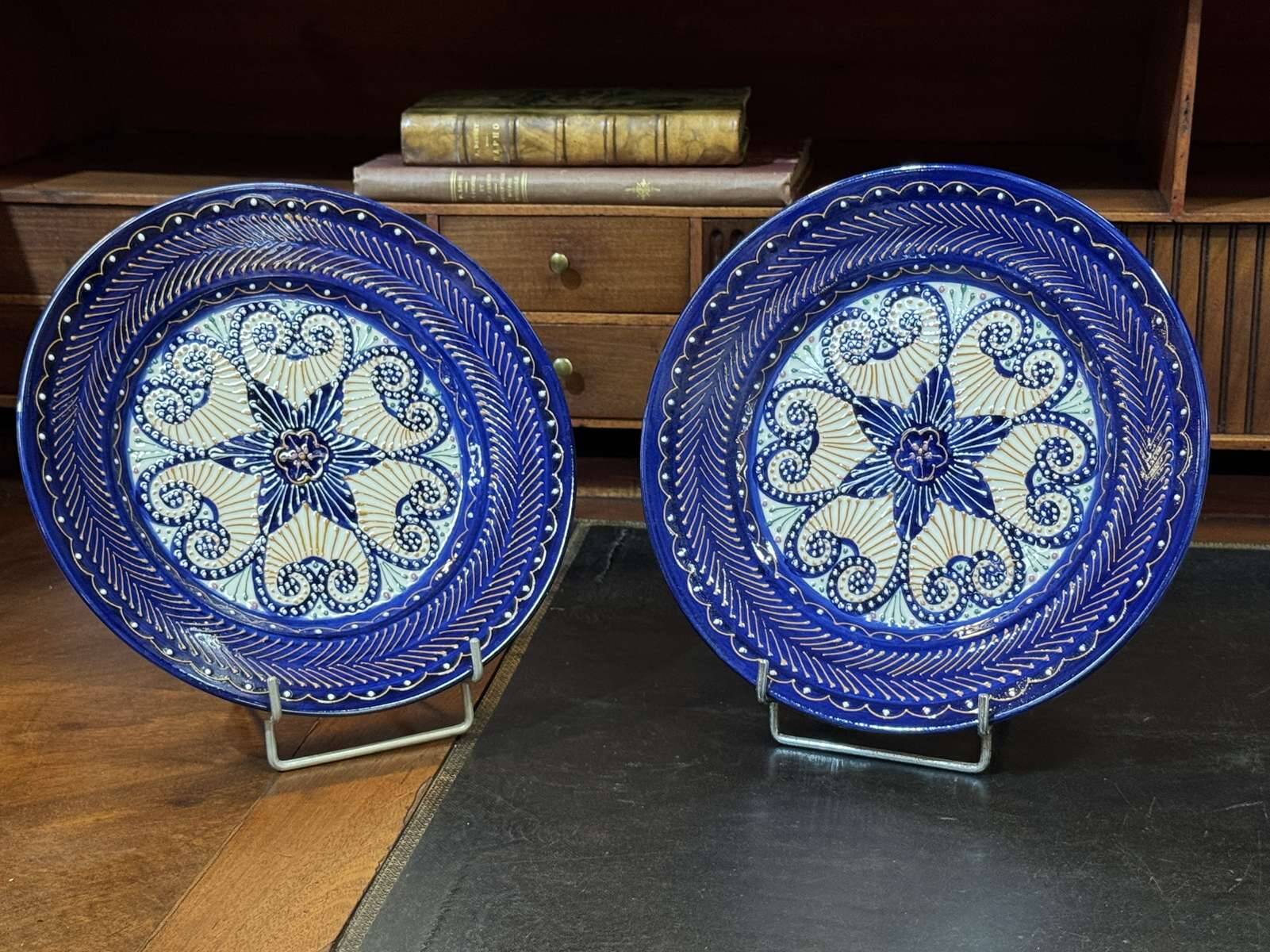 Pair of Quimper earthenware plates with pearl decoration from the 1950s.