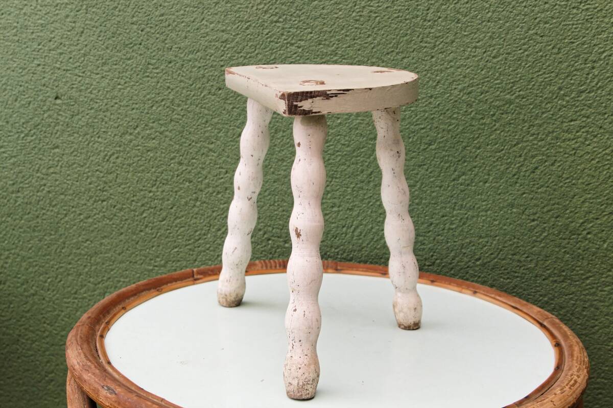 Tripod stool, twisted legs