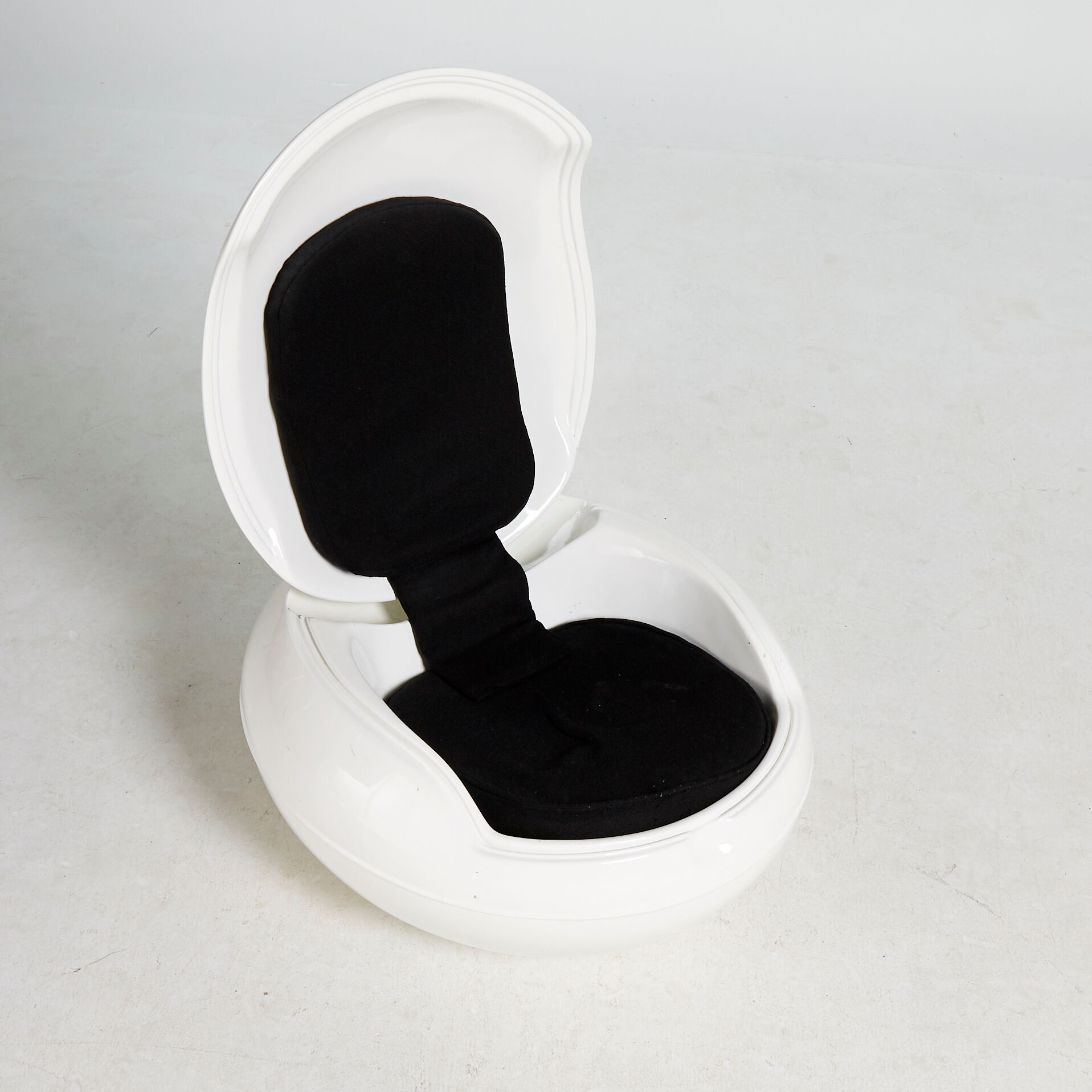 Egg chair by Peter Ghyczy