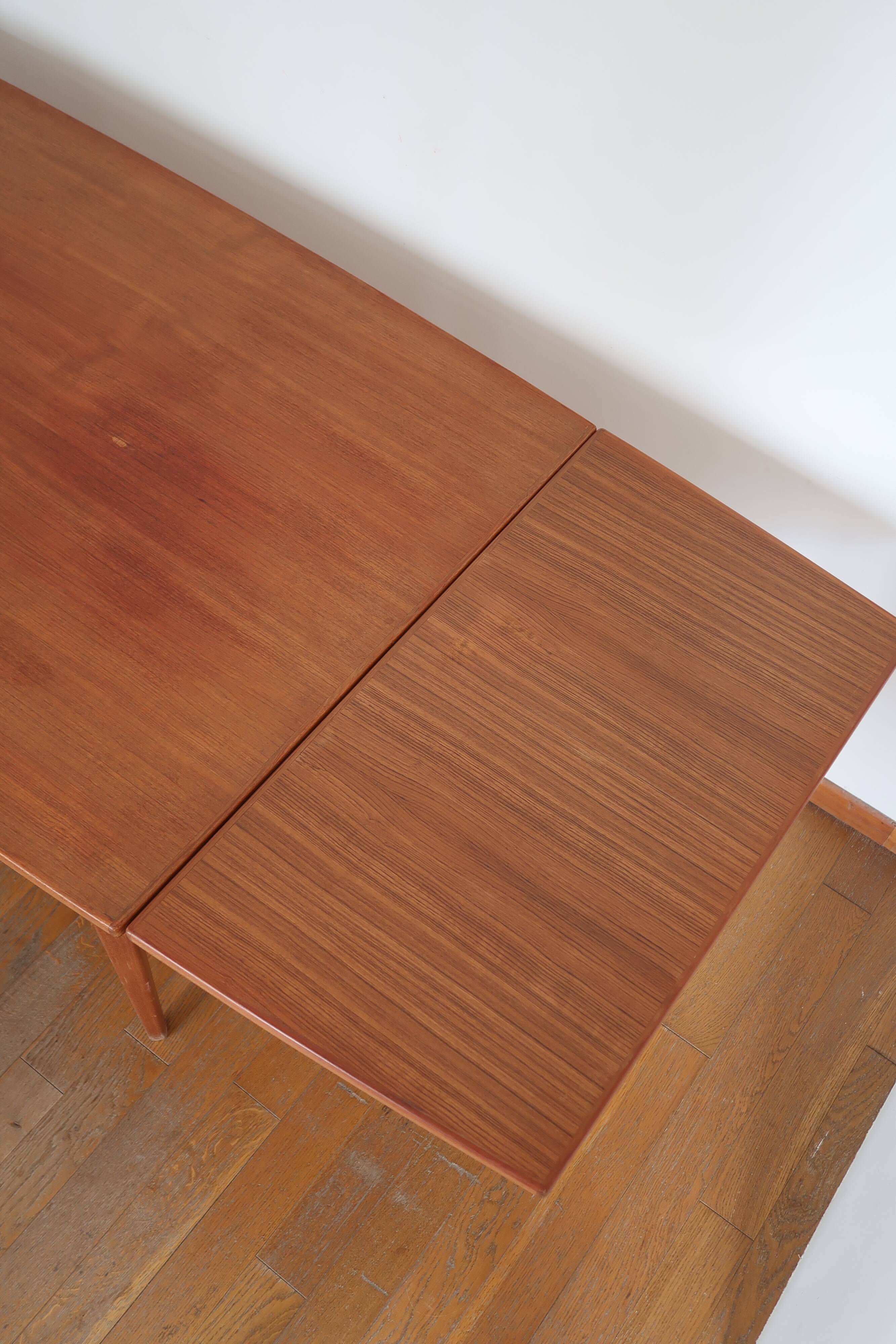 Extendable scandinavian table