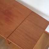 Extendable scandinavian table