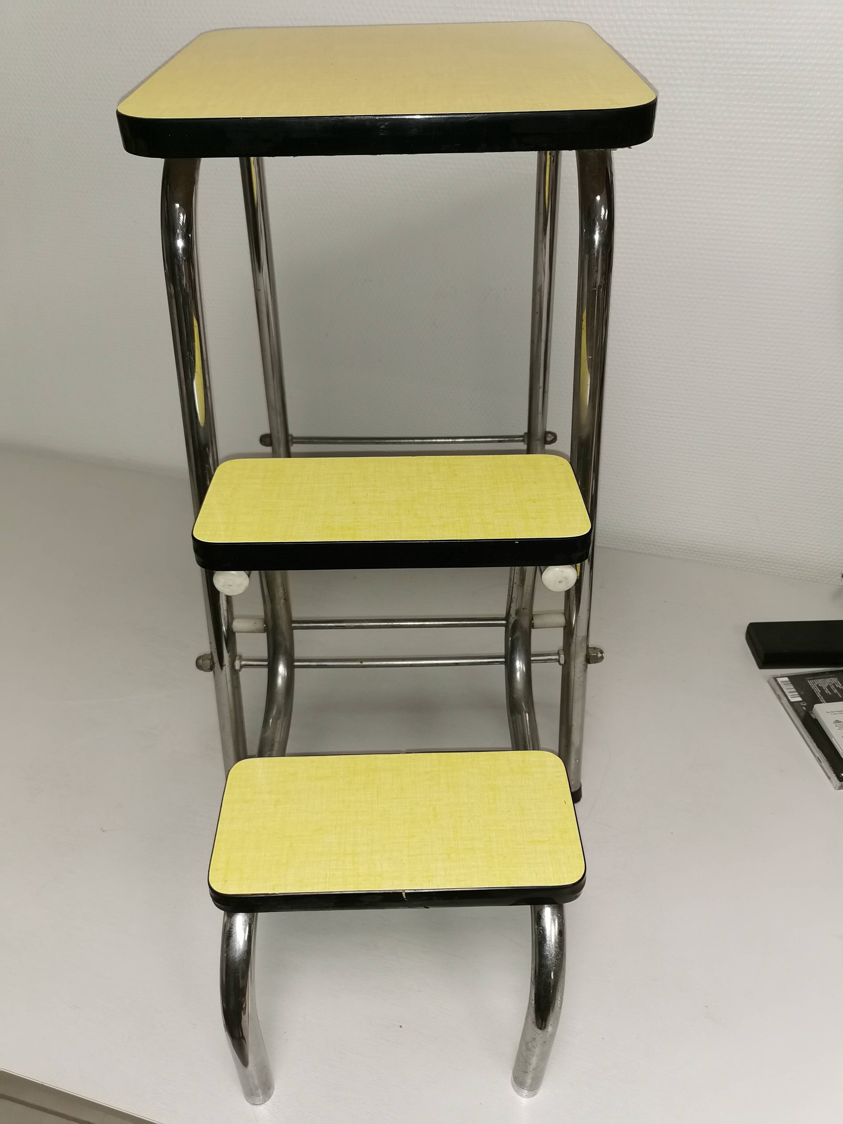 Vintage 3-step stool / step stool in yellow formica