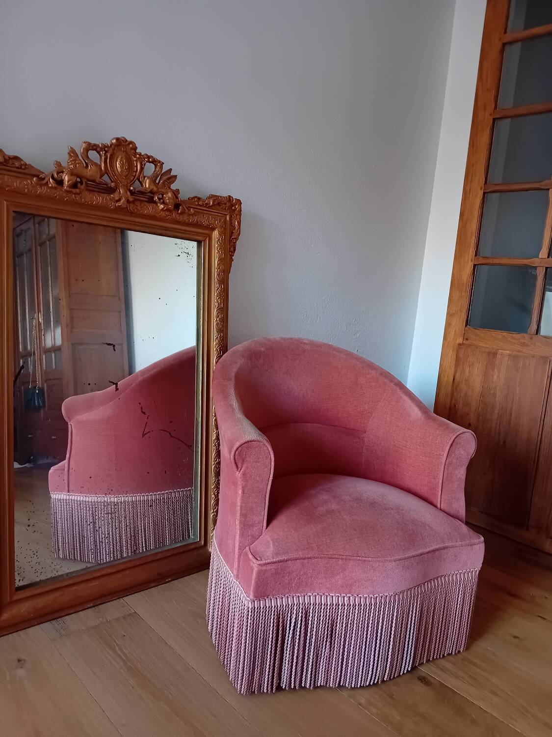 Pink velvet toad armchair