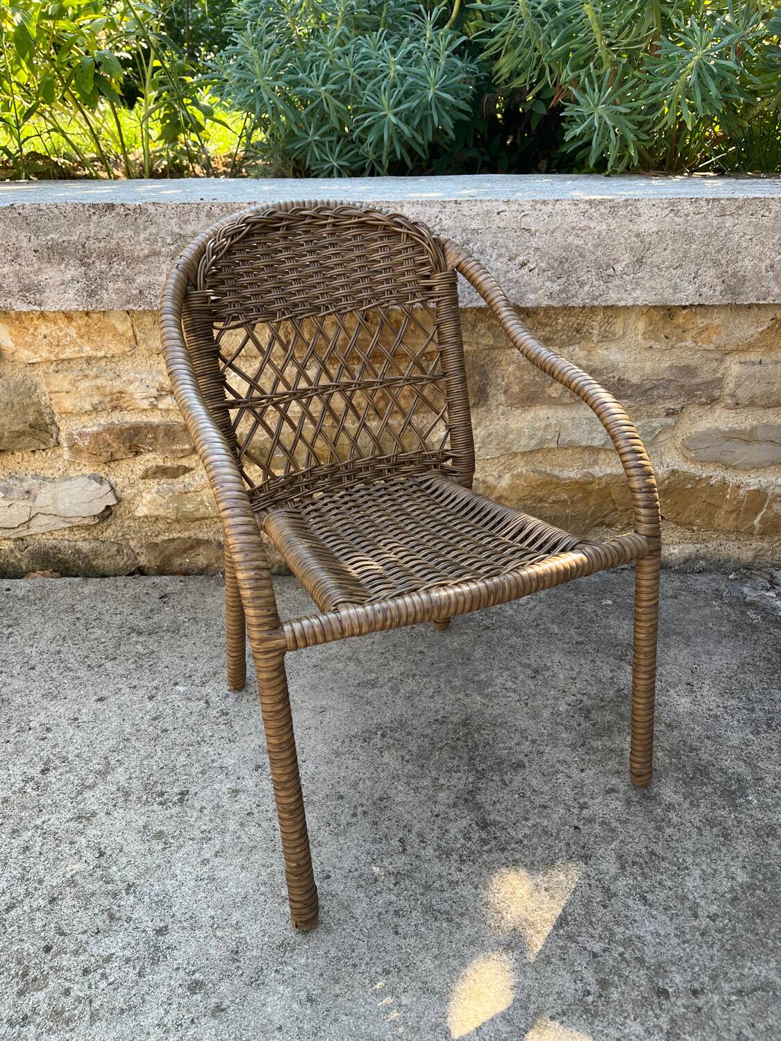 Small children's chair in beige scoubidou.