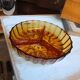 Plat apéritif vintage en verre ambré 